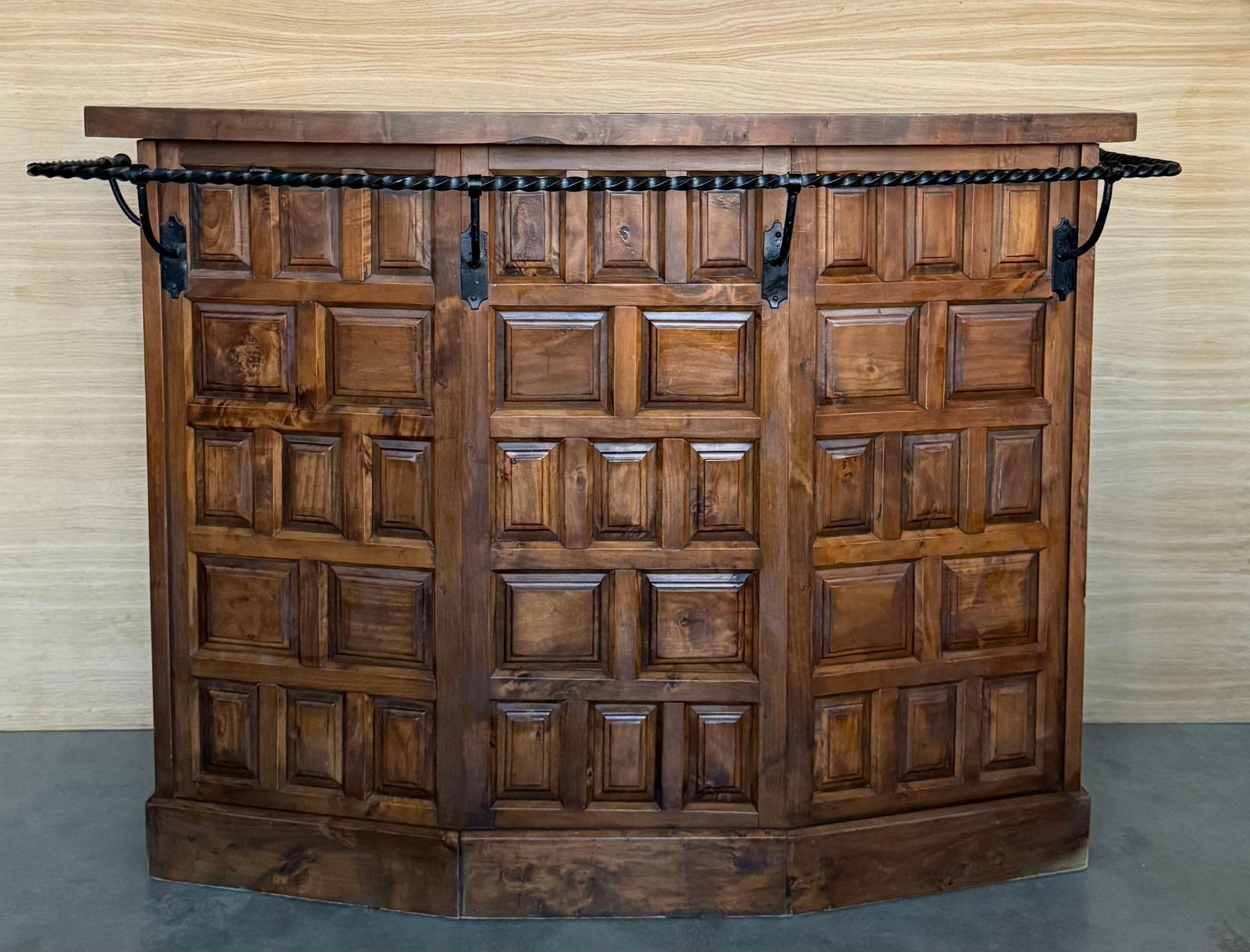 Comptoir de barbier espagnol en noyer sculpté, Renaissance castillane, années 1930 photo furniture