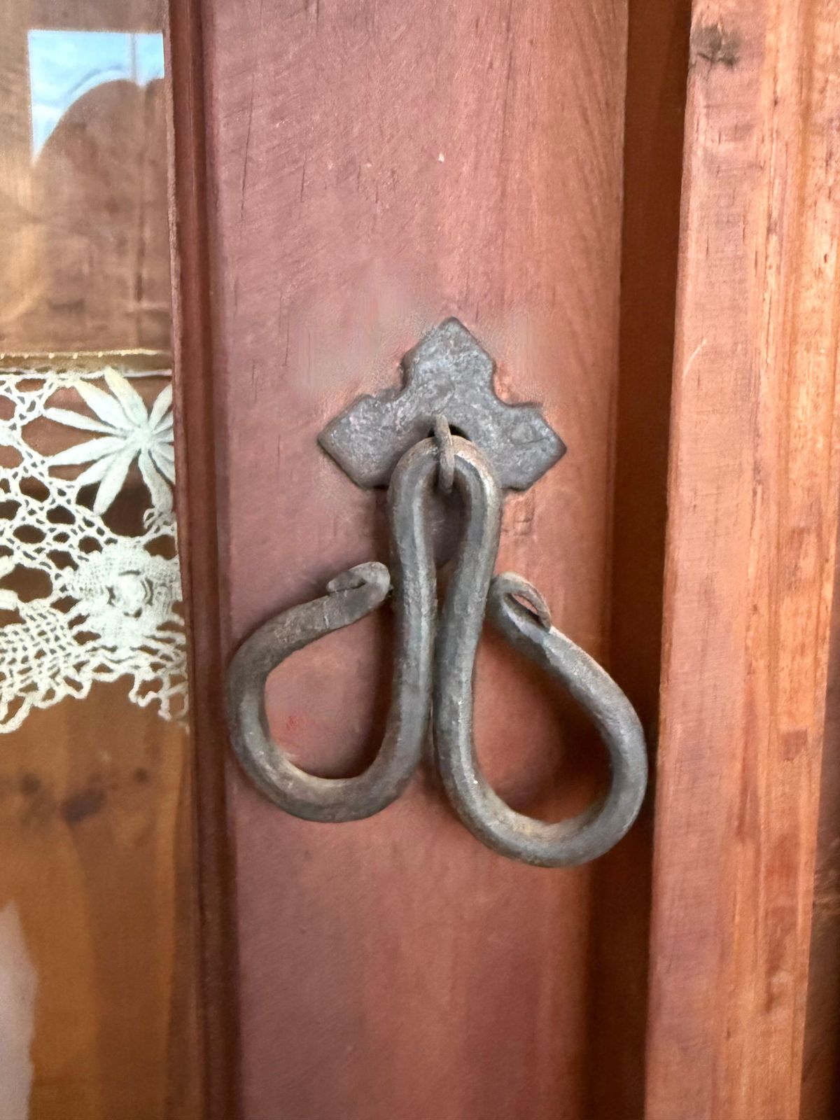 photo furniture Armoire ou cabinet rustique du début du XXe siècle en chêne massif à façade vitrée