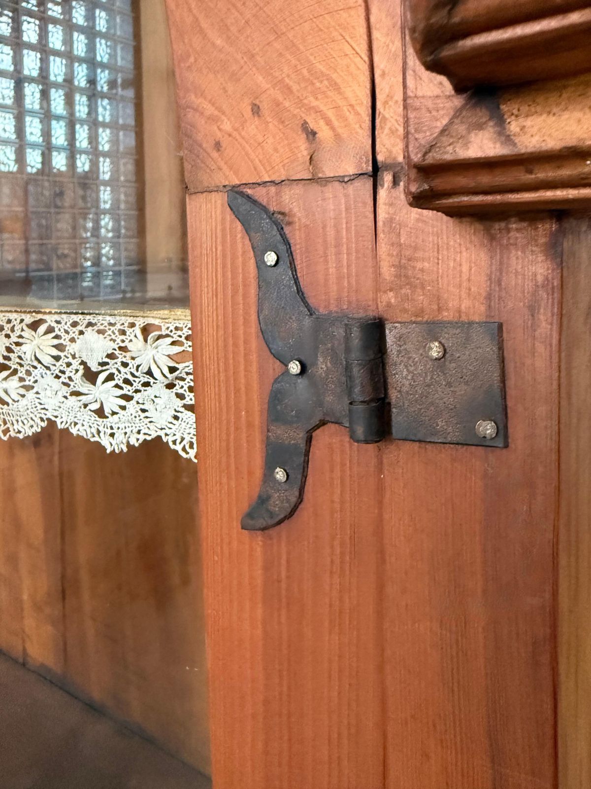 photo for sale Armoire ou cabinet rustique du début du XXe siècle en chêne massif à façade vitrée