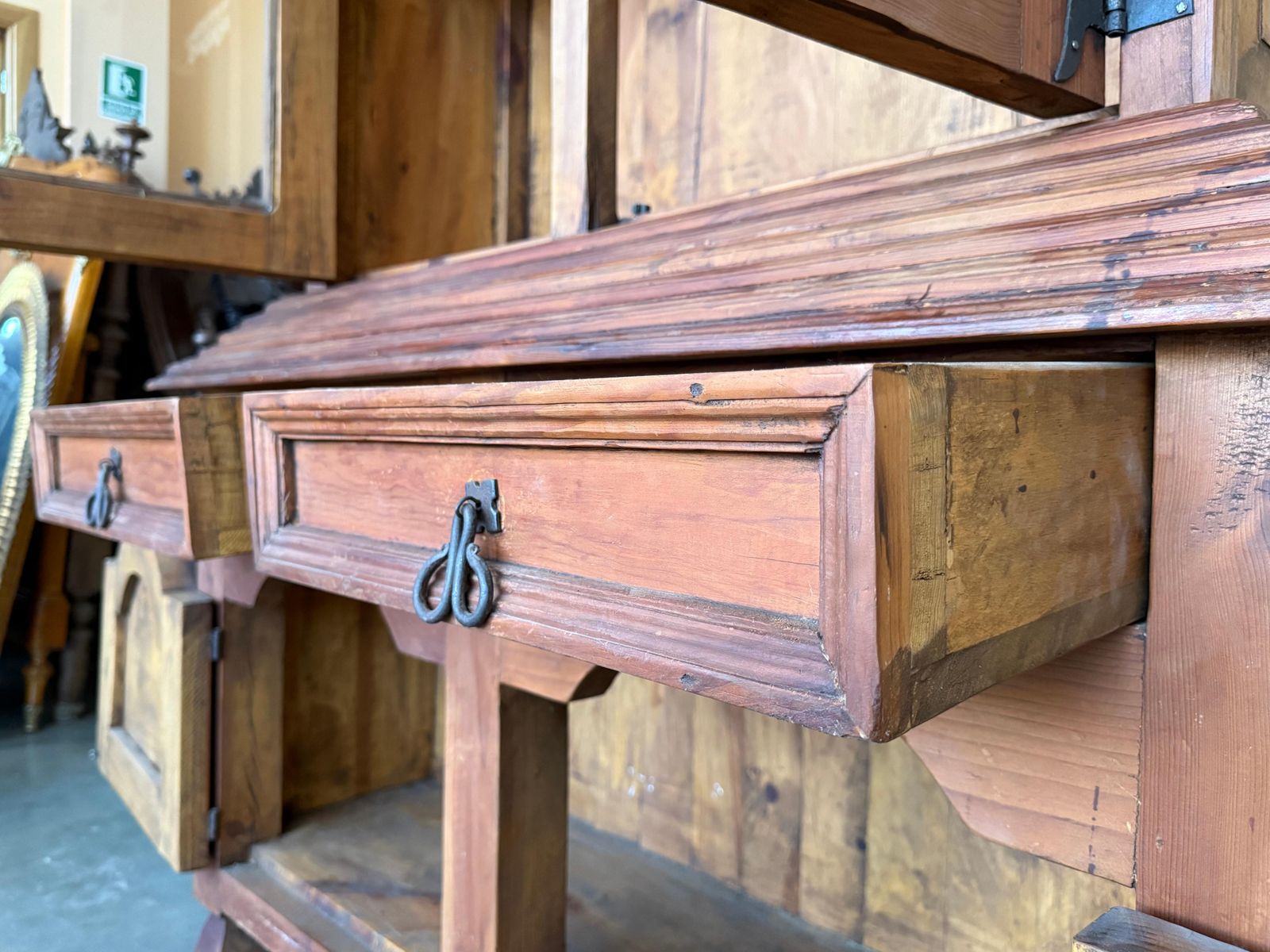 photo vinterior Armoire ou cabinet rustique du début du XXe siècle en chêne massif à façade vitrée