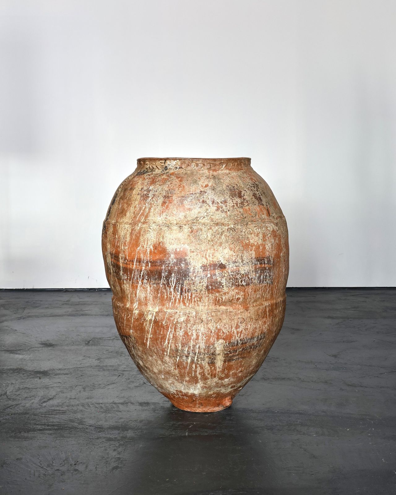 photo furniture Xl 18th C. Calanda Vessel/Pot, 1700s