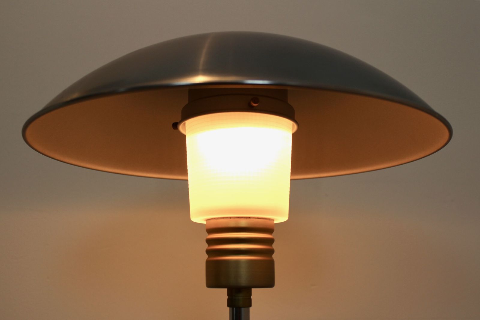 Elegant 1950s French Modernist Desk Lamp In Brushed Steel And Brass Accents photo for sale