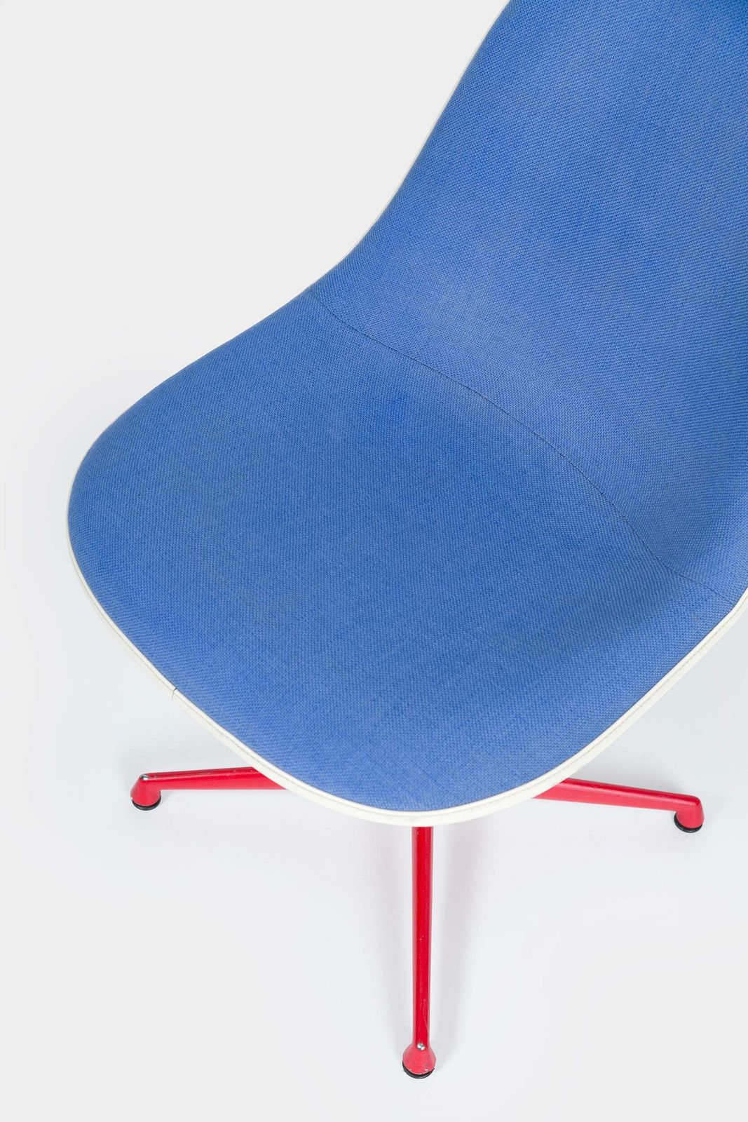 photo furniture Charles & Ray Eames, Herman Miller, Blue La Fonda Chair, New York, 60s