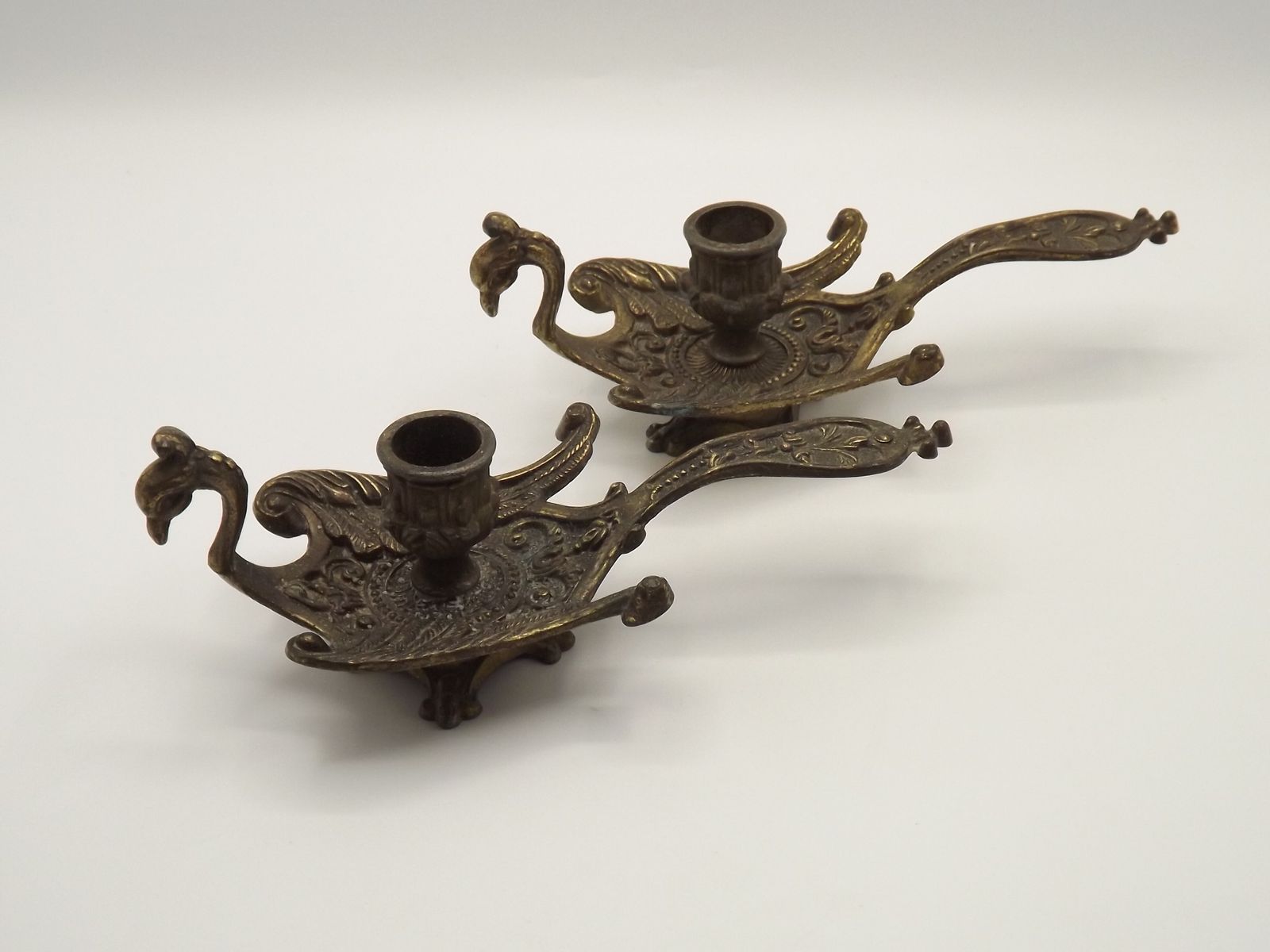 Paire rare de bougeoirs-chambriers en bronze repoussé, motif oiseau de feu/phénix