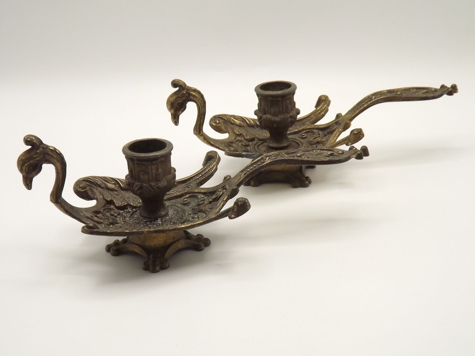 Paire rare de bougeoirs-chambriers en bronze repoussé, motif oiseau de feu/phénix photo furniture