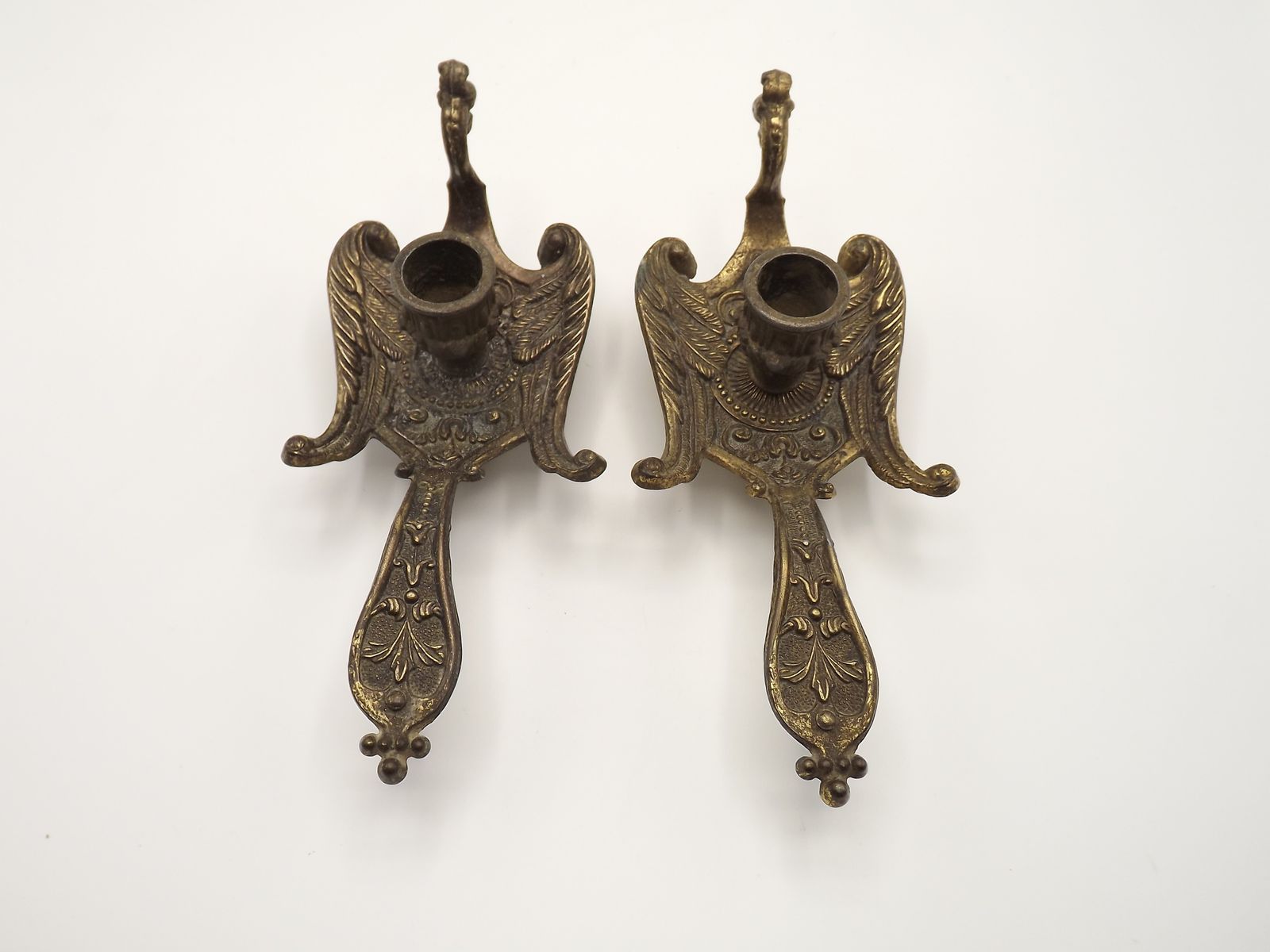 Paire rare de bougeoirs-chambriers en bronze repoussé, motif oiseau de feu/phénix photo 100.0
