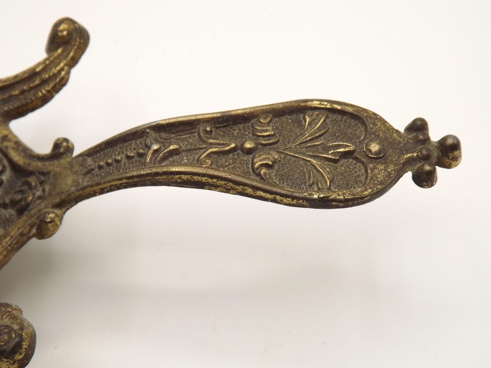 photo vintage Paire rare de bougeoirs-chambriers en bronze repoussé, motif oiseau de feu/phénix