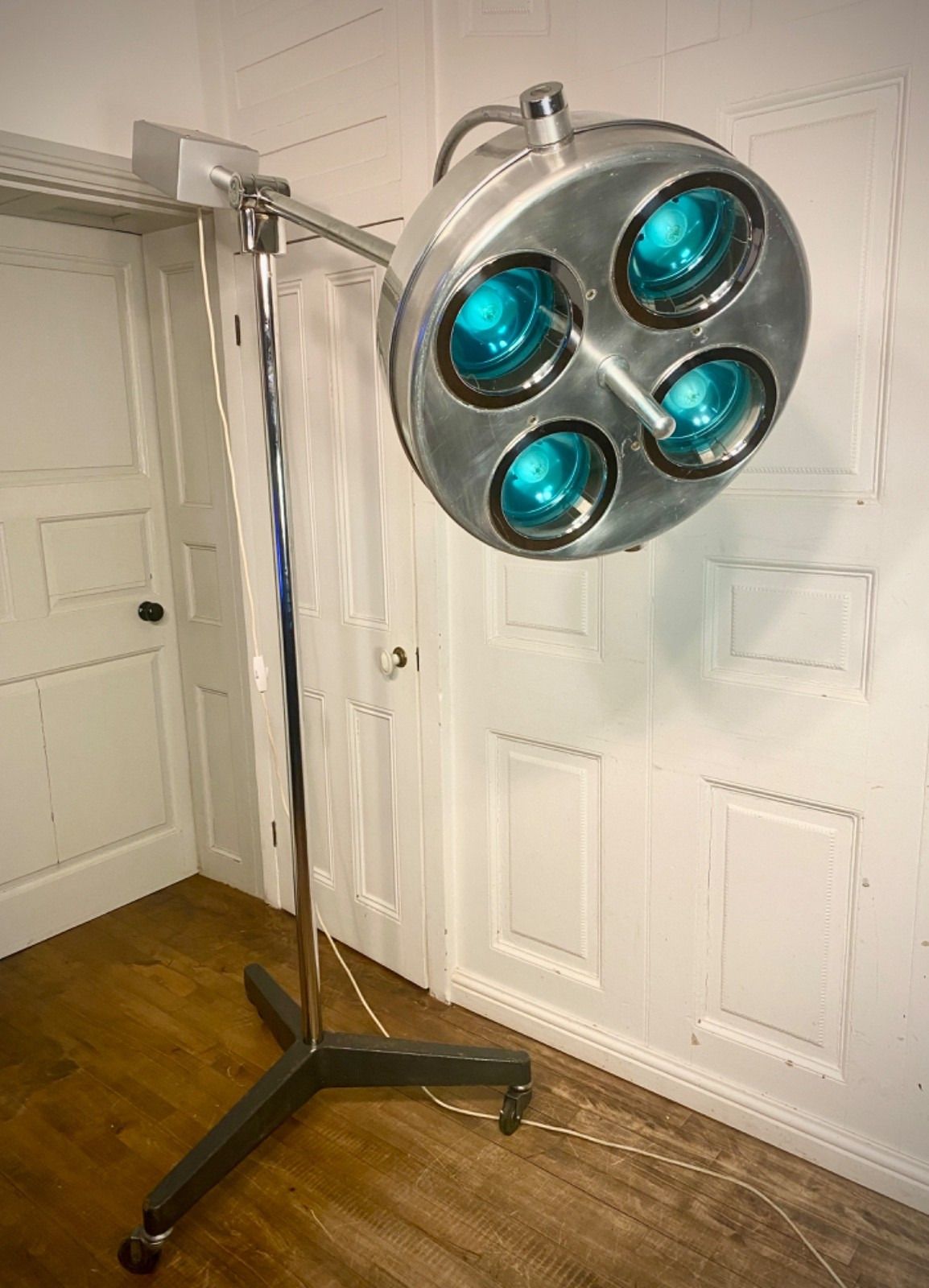 Super Cool Mid Century Chrome Aluminium Operating Theatre Floor Lamp Boom Light. photo for sale