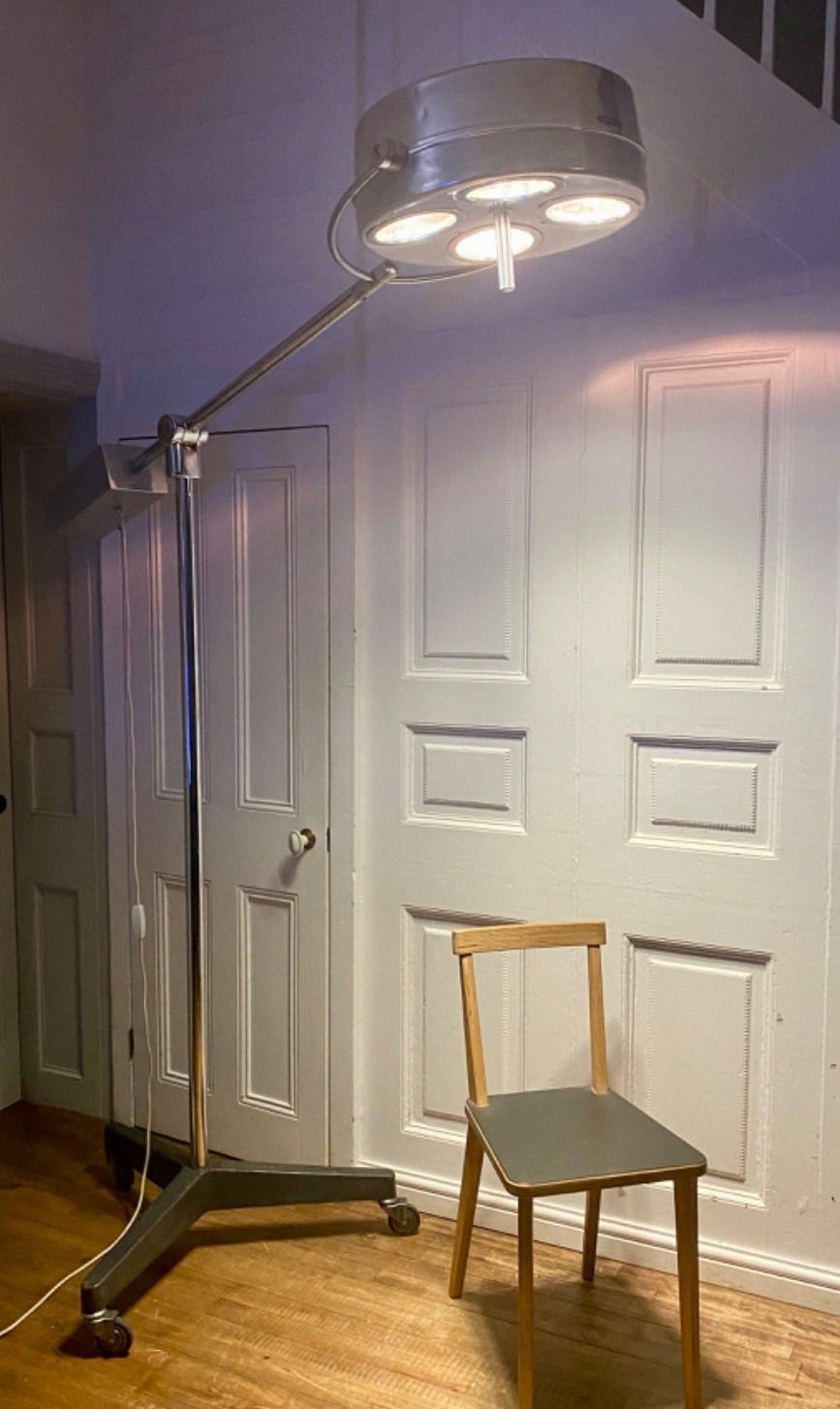 Super Cool Mid Century Chrome Aluminium Operating Theatre Floor Lamp Boom Light. photo Lighting