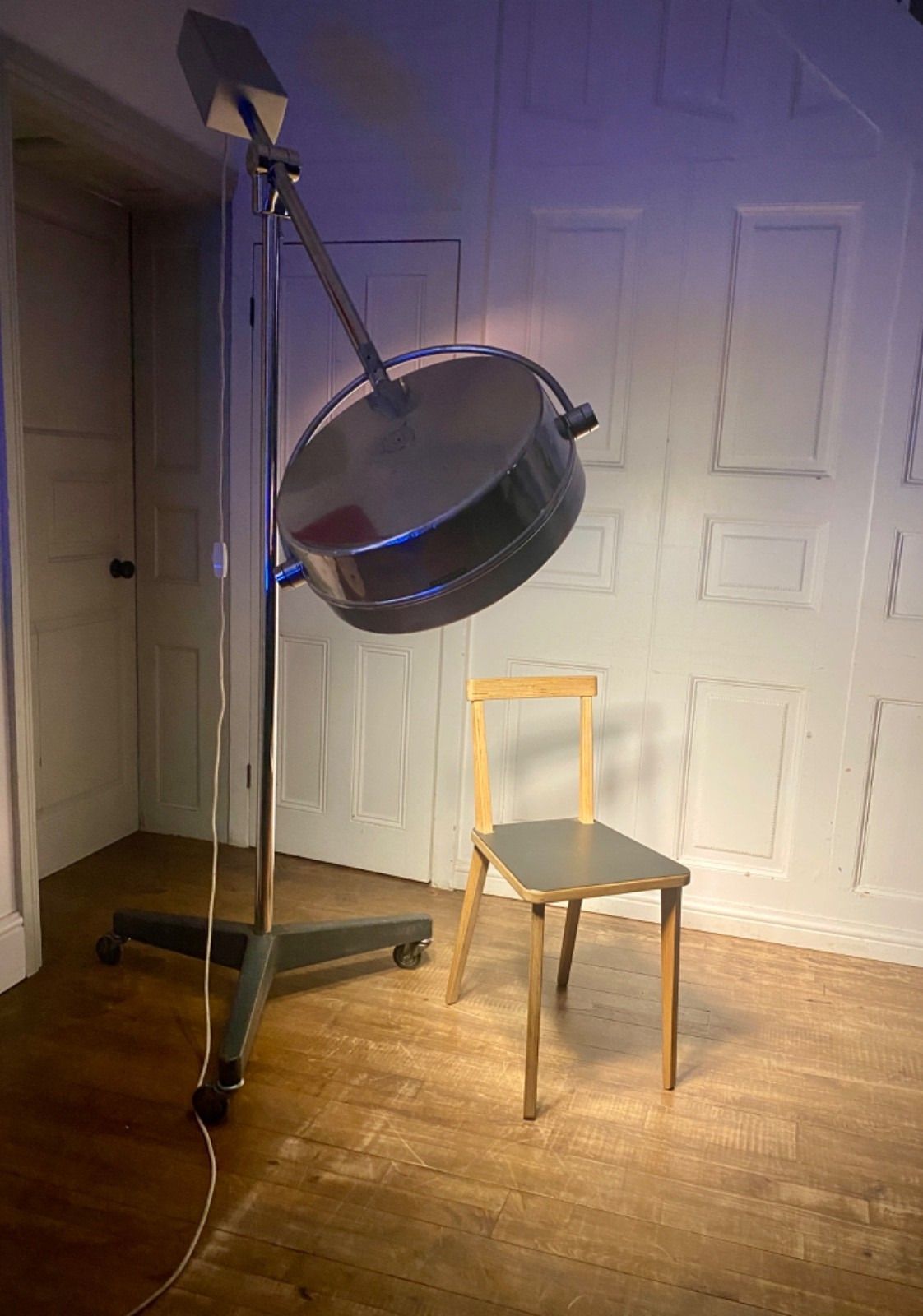 Super Cool Mid Century Chrome Aluminium Operating Theatre Floor Lamp Boom Light. photo vintage