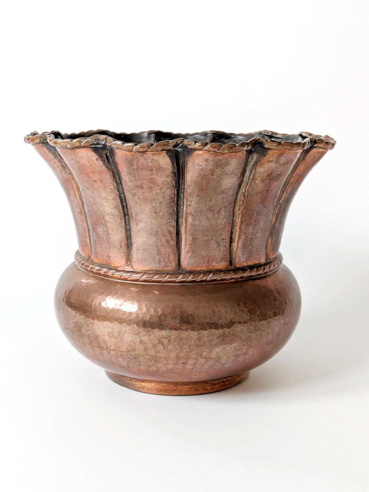 Tuindecoratie Mid Century Italiaanse Koperen Plantenpot: Handgehamerd Met Geschulpte Rand En Koorddetail photo