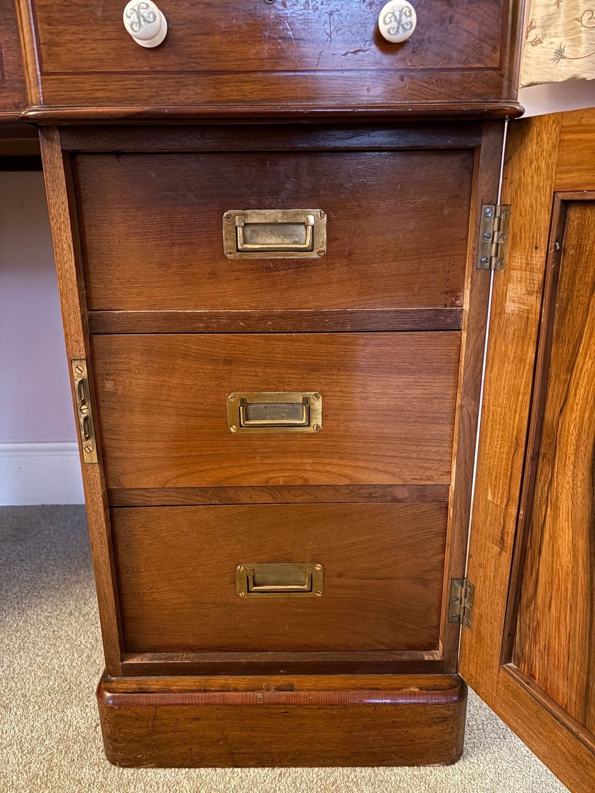 photo furniture 19th Century Mahogany Dressing Table With Ceramic Top And Sutherland Interest
