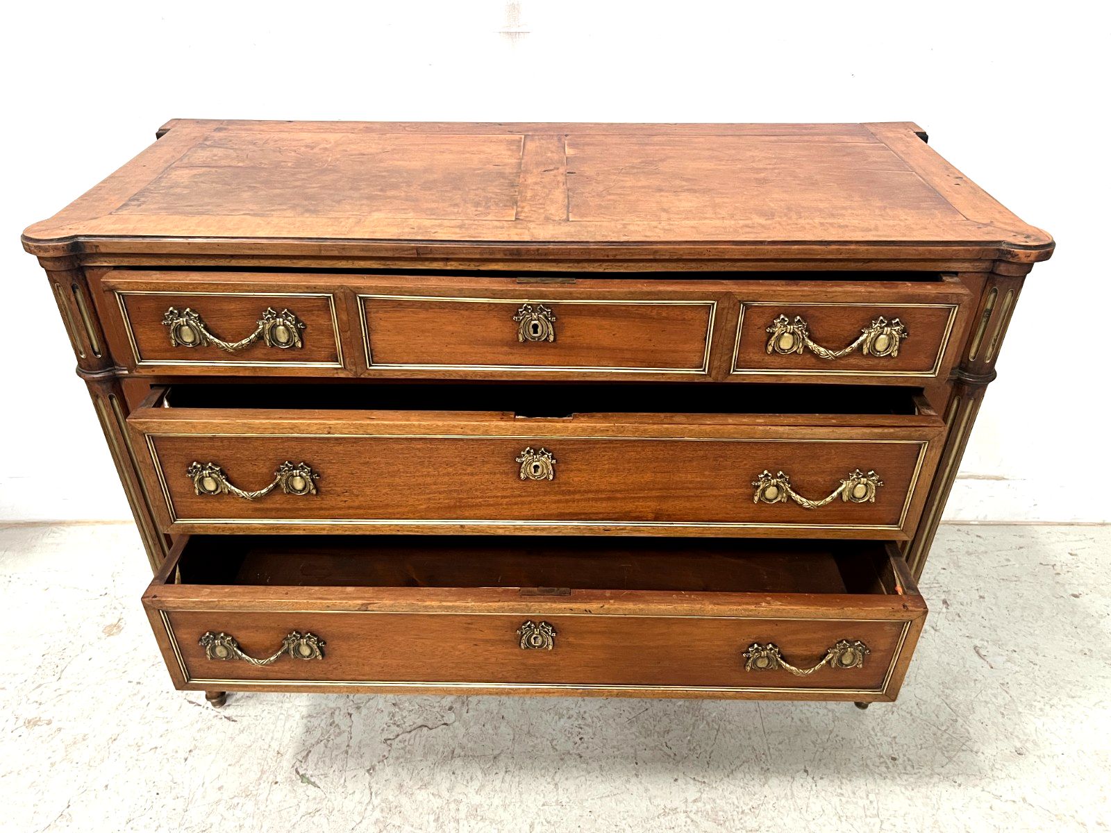 photo vintage Louis XVI Style Mahogany Chest Of Drawers 19th Century