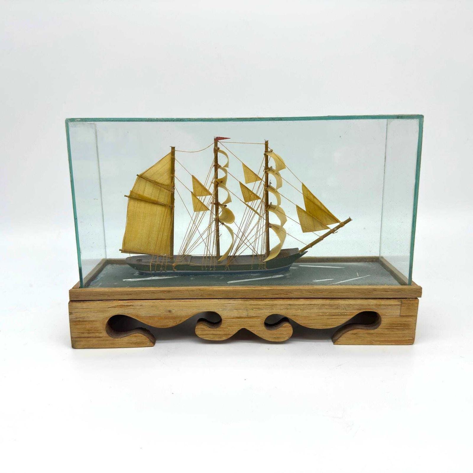 Diorama Vintage Clipper Ship Vitrine En Verre Avec Base En Bois Sculpté Décoration Nautique photo for sale