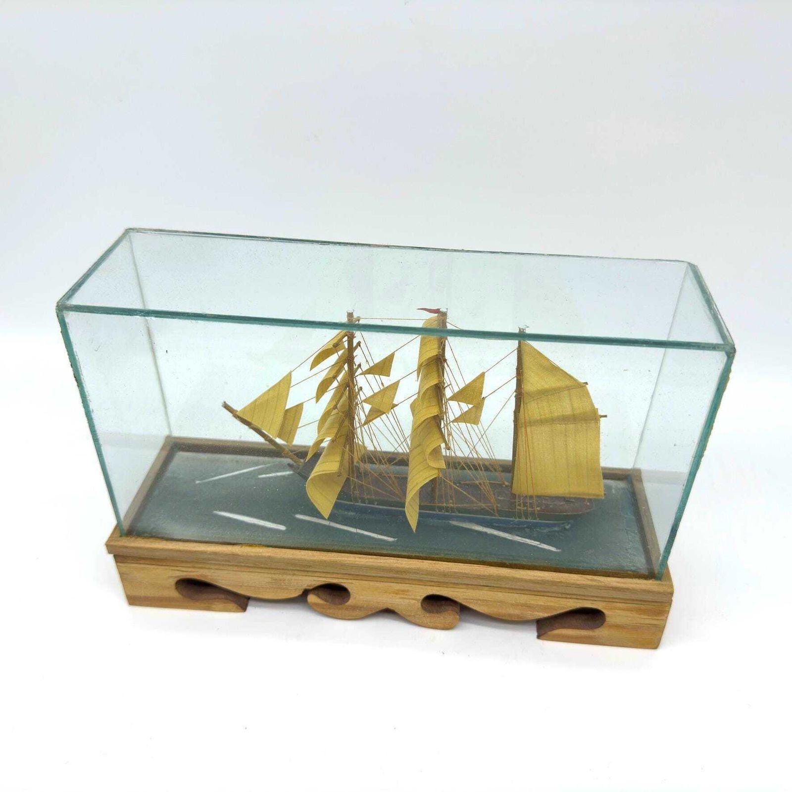 photo furniture Diorama Vintage Clipper Ship Vitrine En Verre Avec Base En Bois Sculpté Décoration Nautique