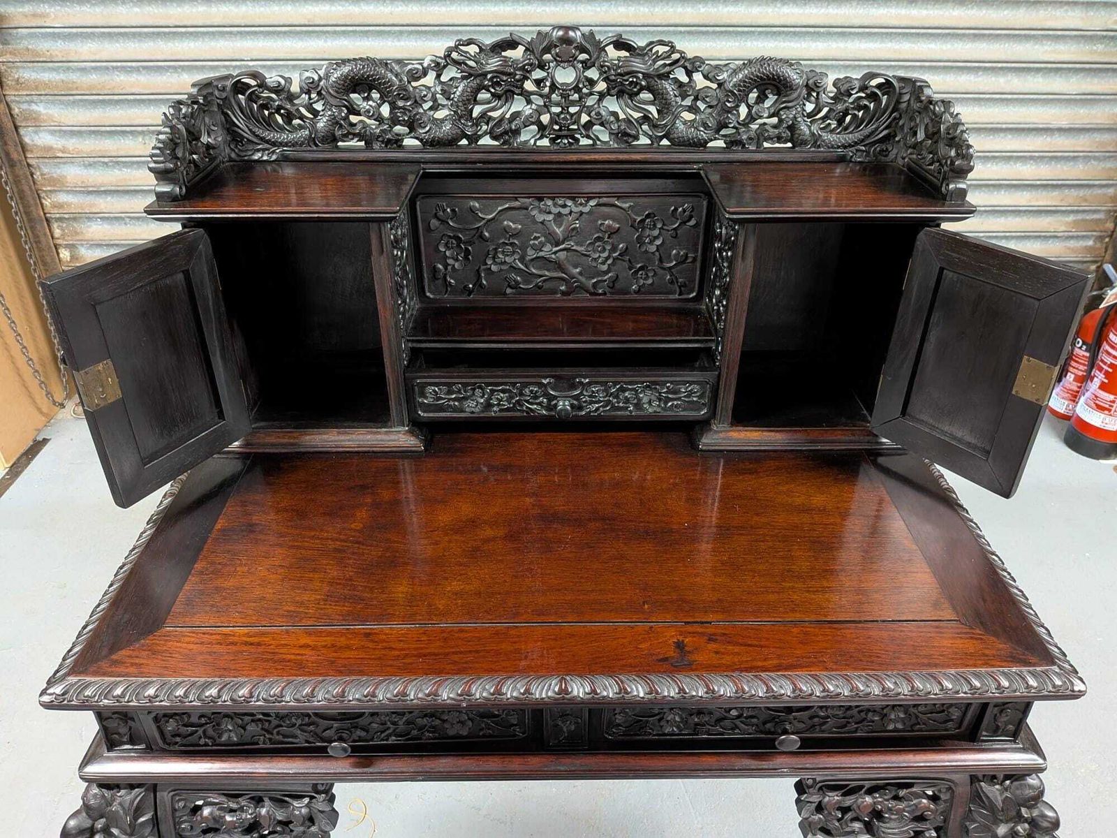 photo vinterior Rare Victorian 1880 Antique Carved Hongmu Desk