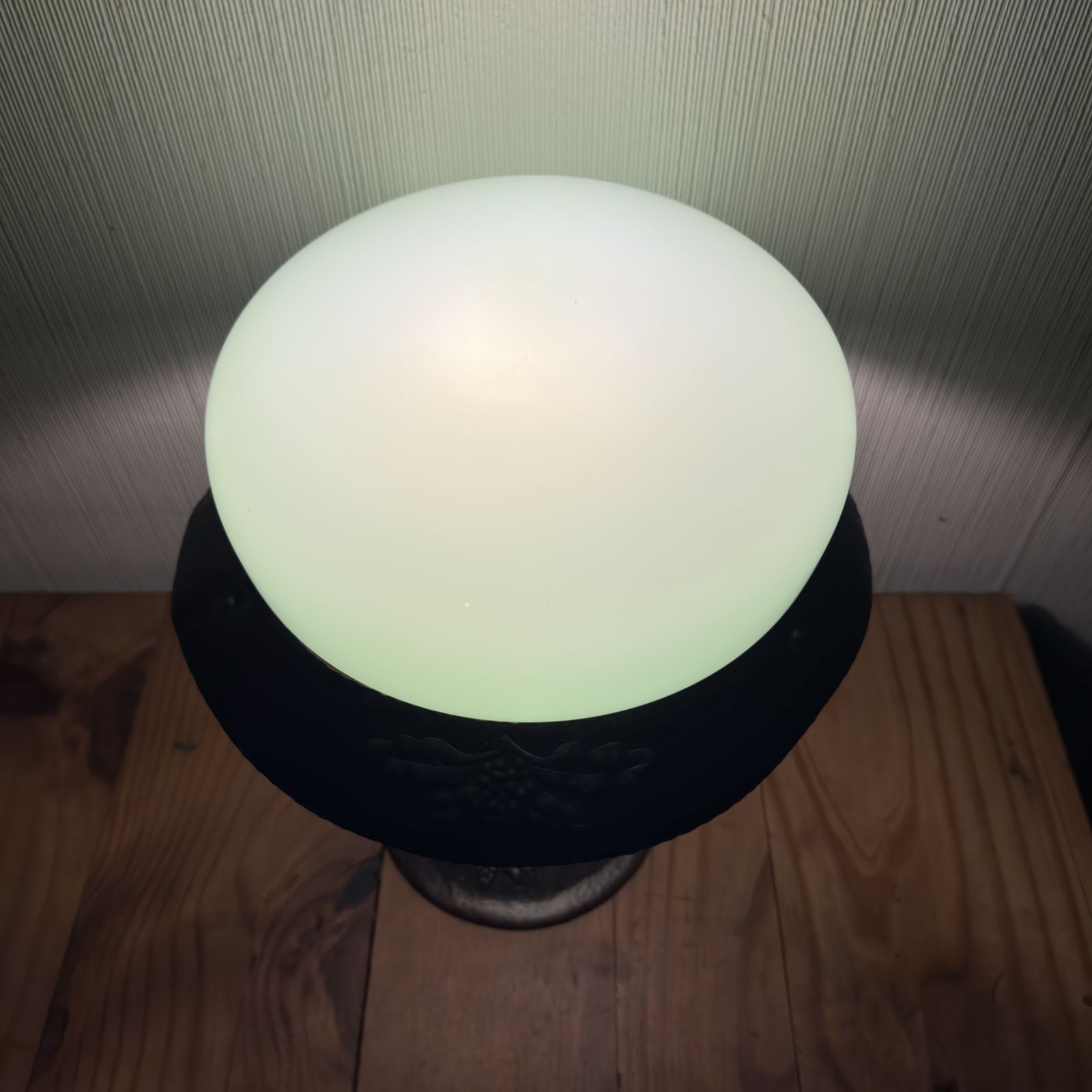Early 20th Century Hammered Copper Table Lamp With Green Glass Dome – Arts & Crafts / Jugend Style photo vinterior
