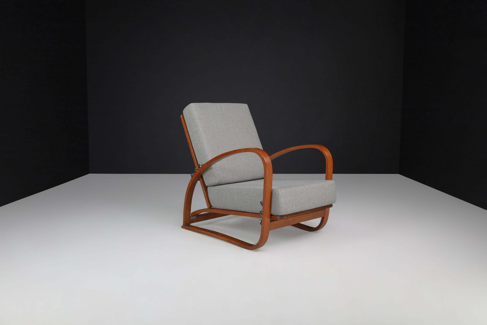Jindrich Halabala Adjustable H 70 Oak Bentwood Lounge Chair, Praque 1930s photo furniture
