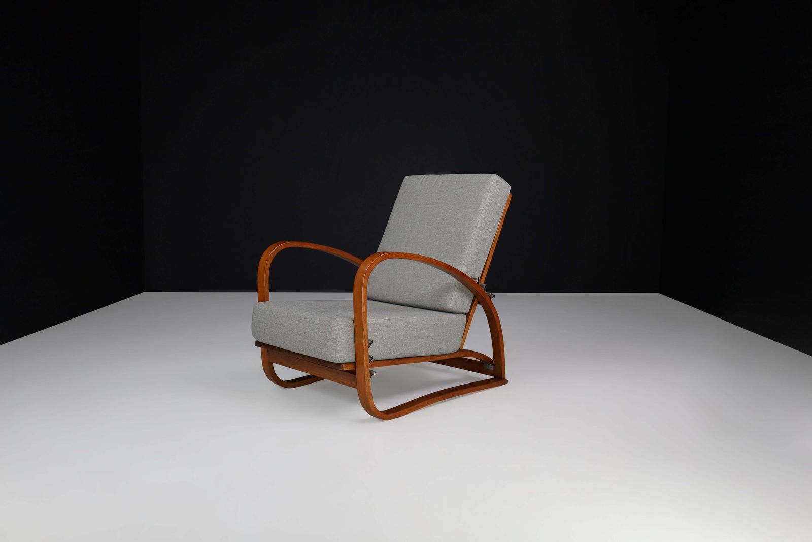 Jindrich Halabala Adjustable H 70 Oak Bentwood Lounge Chair, Praque 1930s photo Furniture