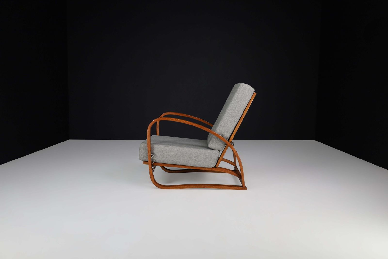 Jindrich Halabala Adjustable H 70 Oak Bentwood Lounge Chair, Praque 1930s photo 1988.0
