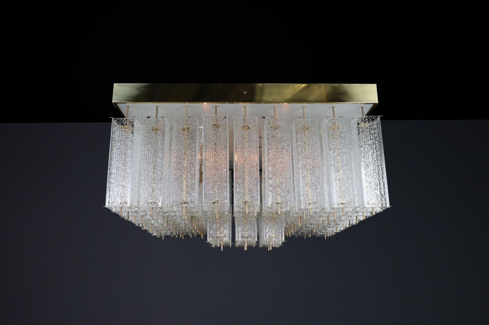 photo vintage Monumental 1960s Bohemian Flush Mount Chandelier In Textured Glass And Brass.