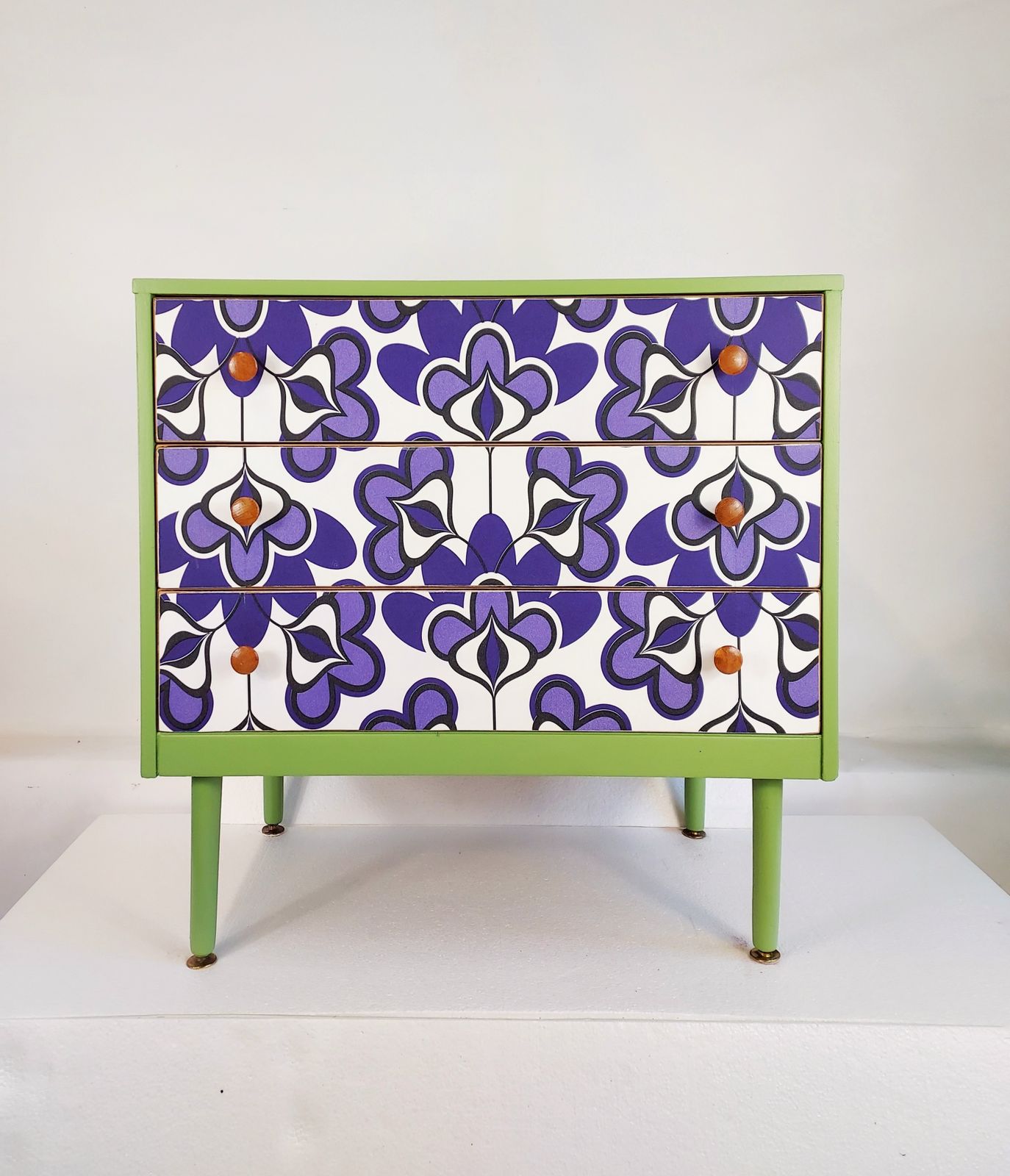 175.0 Chest Of Drawers In Yeabridge Green And Retro Pattern photo