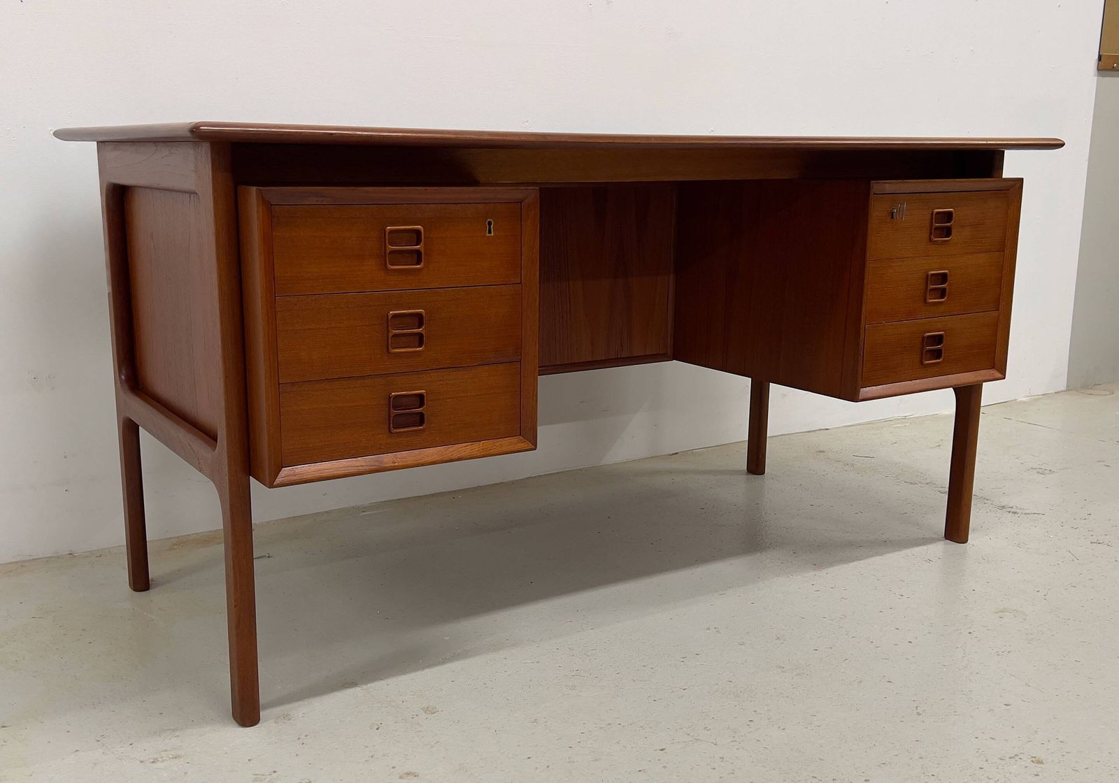 Page 1 Of 18 Teak Executive Desk By Arne Vodder For Brouer, 1960s. photo 1630.0