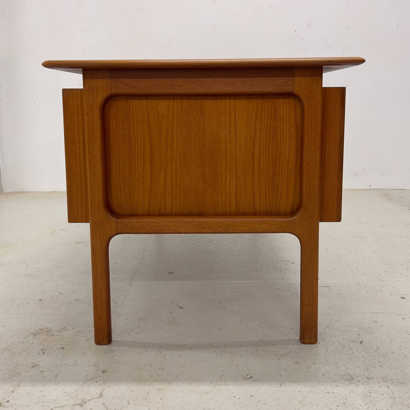 photo vinterior Page 1 Of 18 Teak Executive Desk By Arne Vodder For Brouer, 1960s.