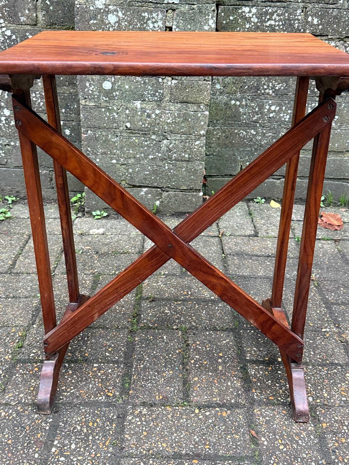 photo vintage Small Vintage Mahogany Side Table With Mid Century Colonial Revival X Frame Base, 1950s–70s