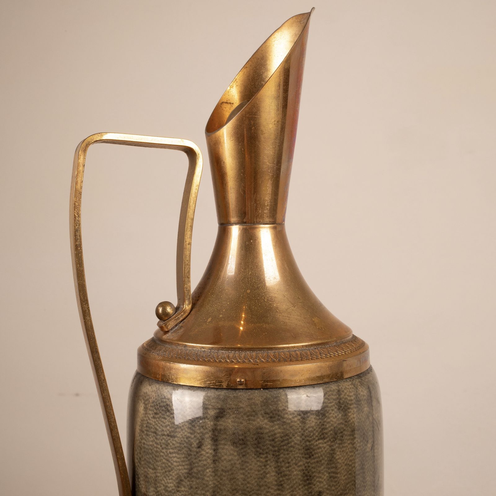 photo vinterior Thermos In Gray Parchment And Brass By Aldo Tura 1960