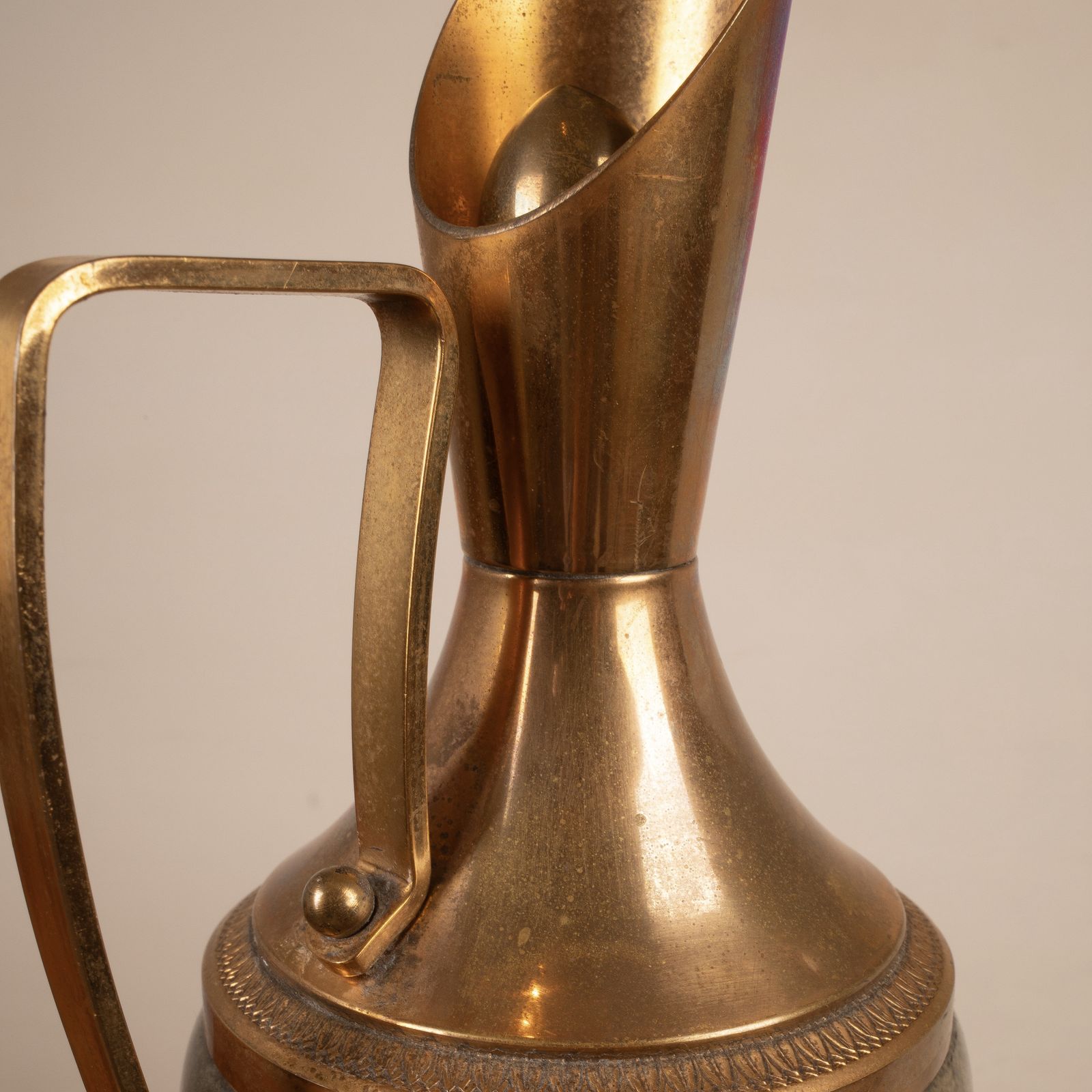 photo vintage Thermos In Gray Parchment And Brass By Aldo Tura 1960