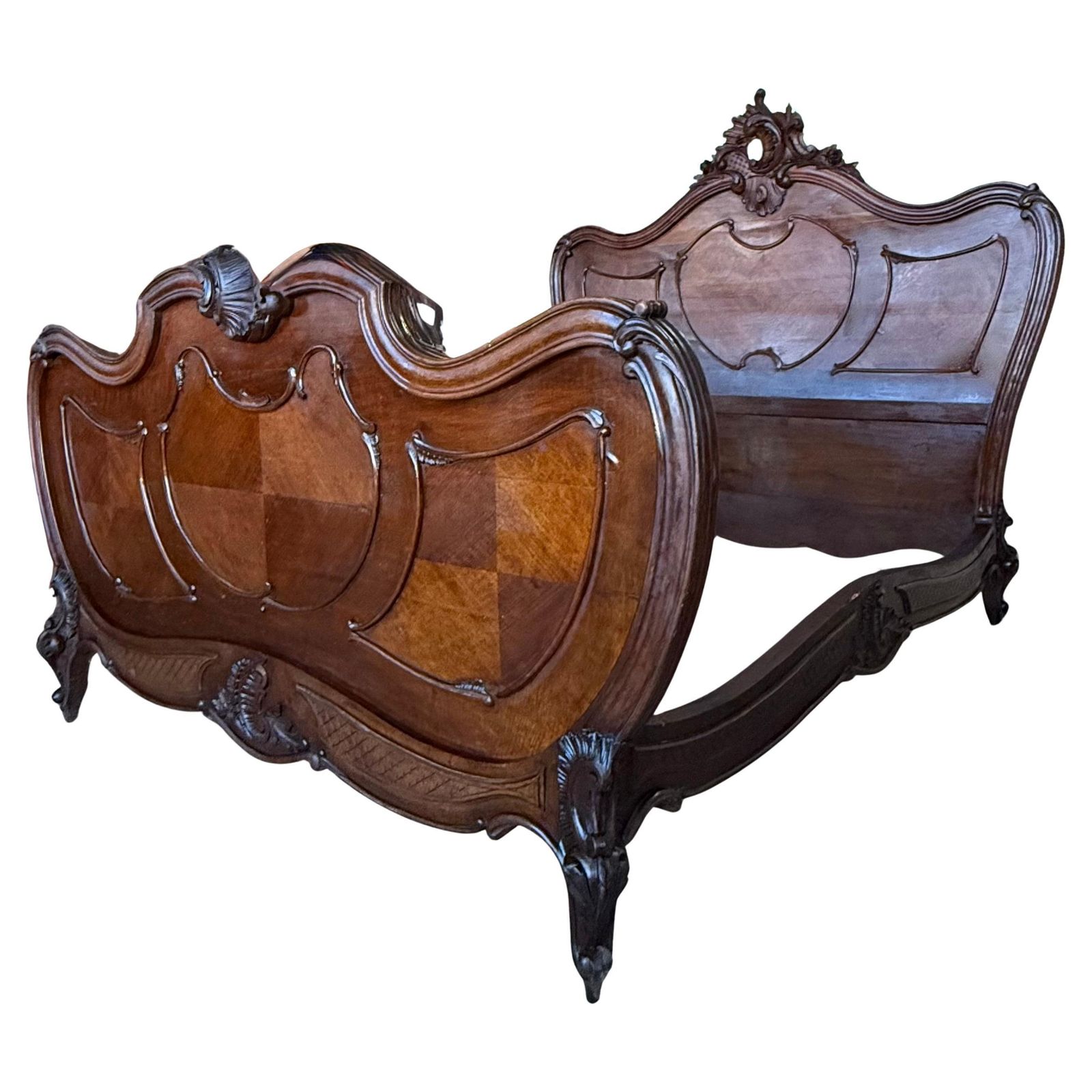 Lit de style Louis XVI en noyer massif sculpté, Full/Queen Size