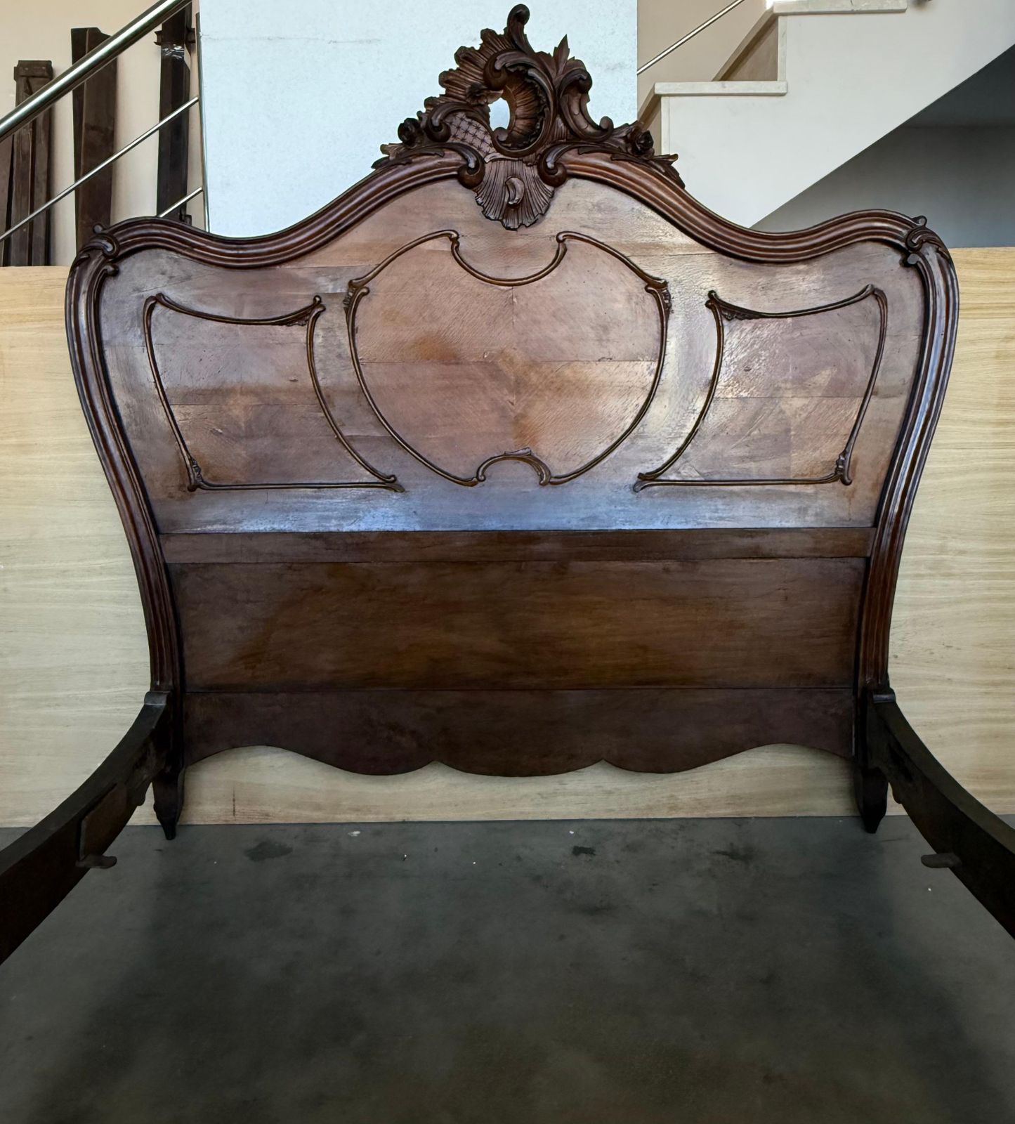 Mobilier Lit de style Louis XVI en noyer massif sculpté, Full/Queen Size photo