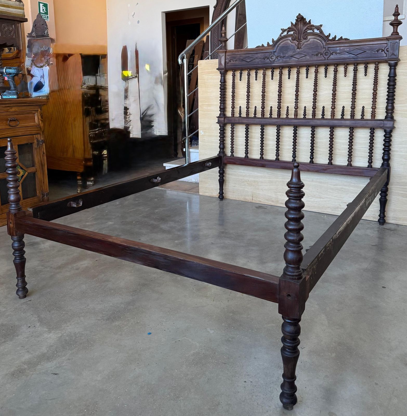Early 20th Carved Medallions Queen Size Bed, Original Four Poster Lisbon Bed photo vintage