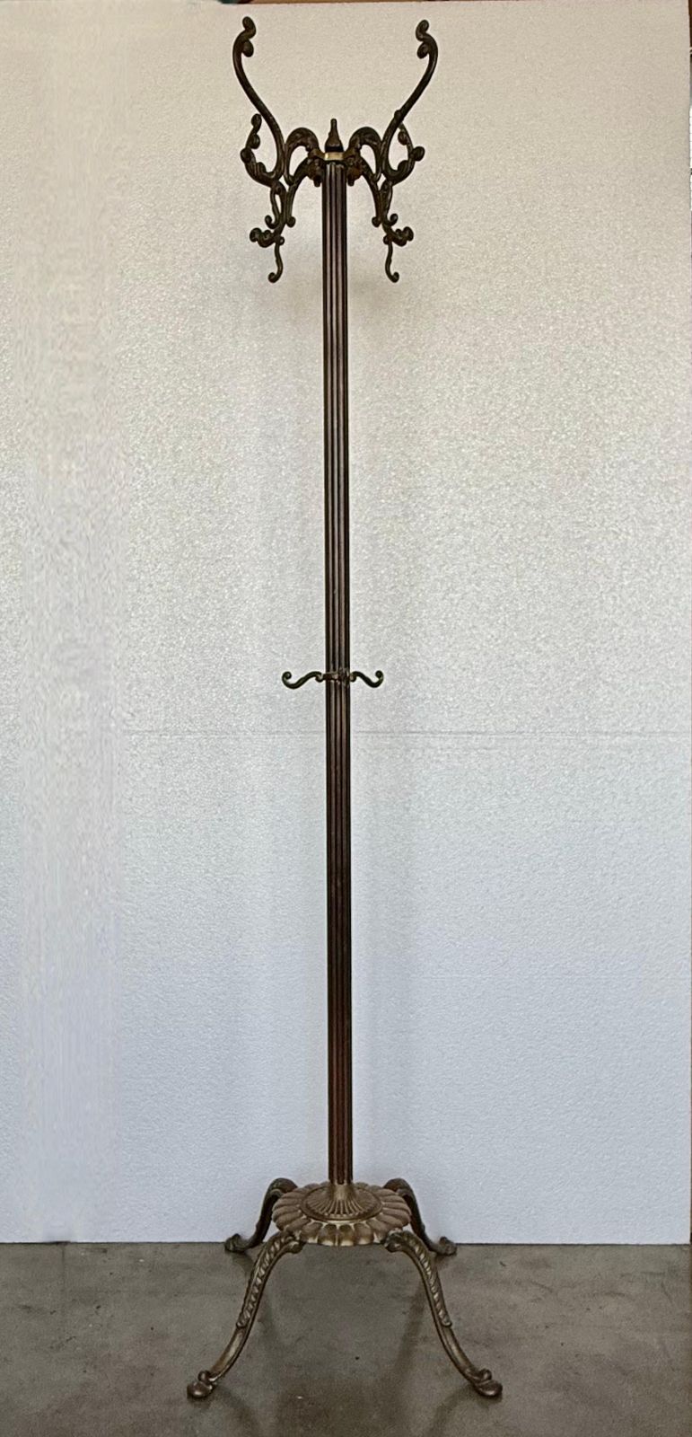 Mobilier Porte-manteau Art Nouveau Belle Époque en bronze et laiton bruni, pieds en bronze à griffons photo