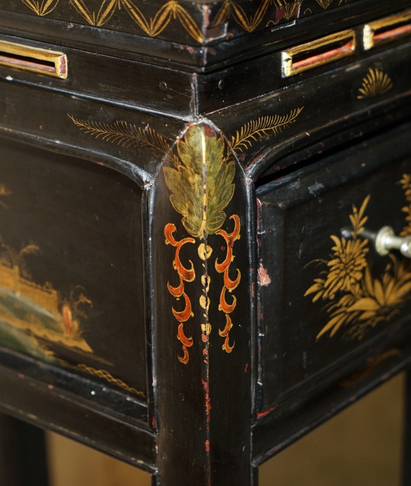 photo furniture Antique Victorian Circa 1880 Chinese Chinoiserie Lacquered Side End Lamp Table