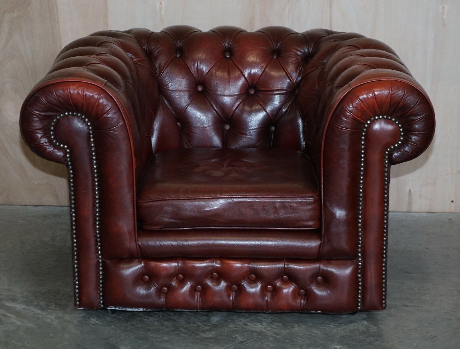 Furniture Pair Of Lovely Vintage Oxblood Leather Chesterfield Gentleman's Club Armchairs photo