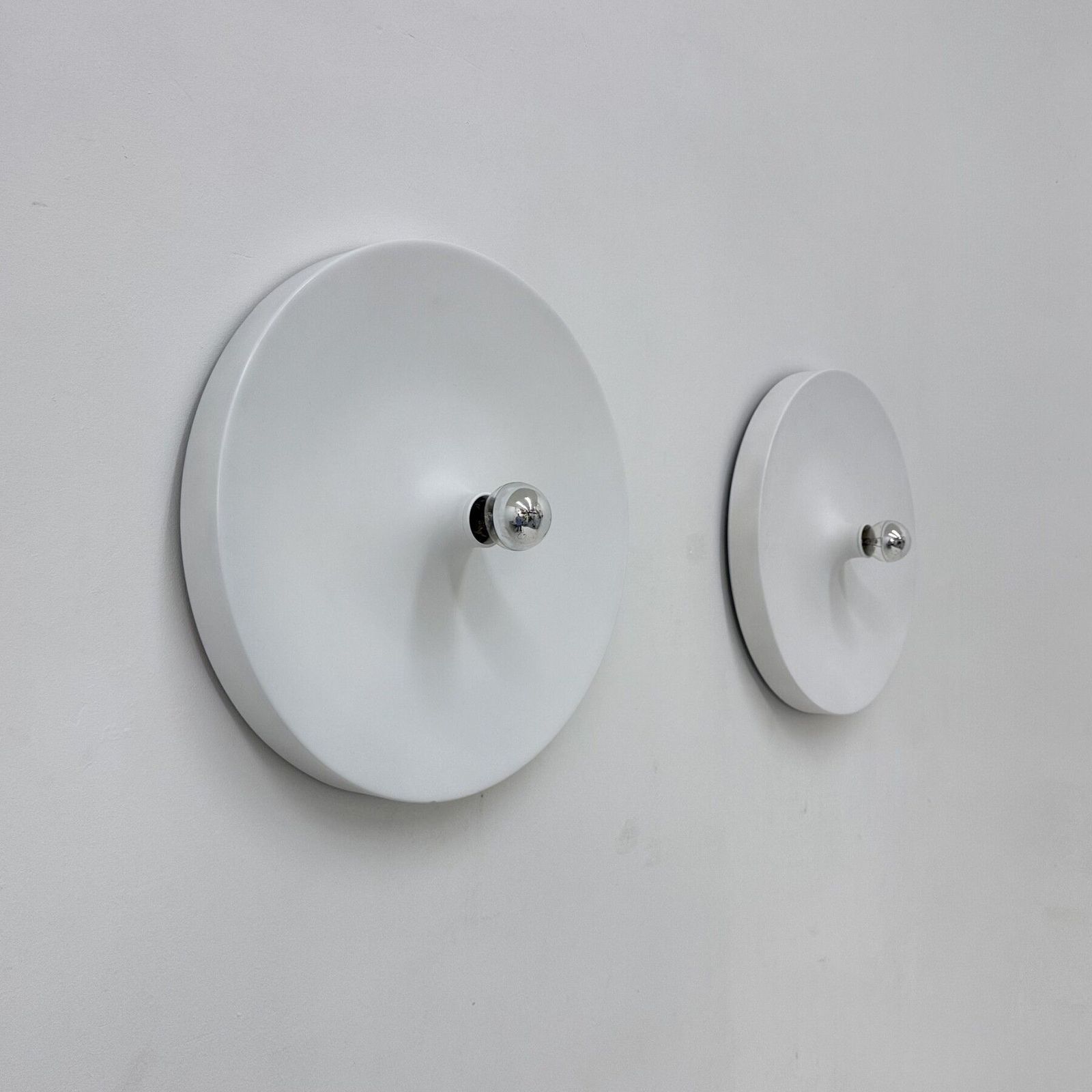 Paar Wandlampen, Schijfmodel, Toegeschreven Aan Charlotte Perriand Voor Les Arcs, Jaren 1970 photo furniture