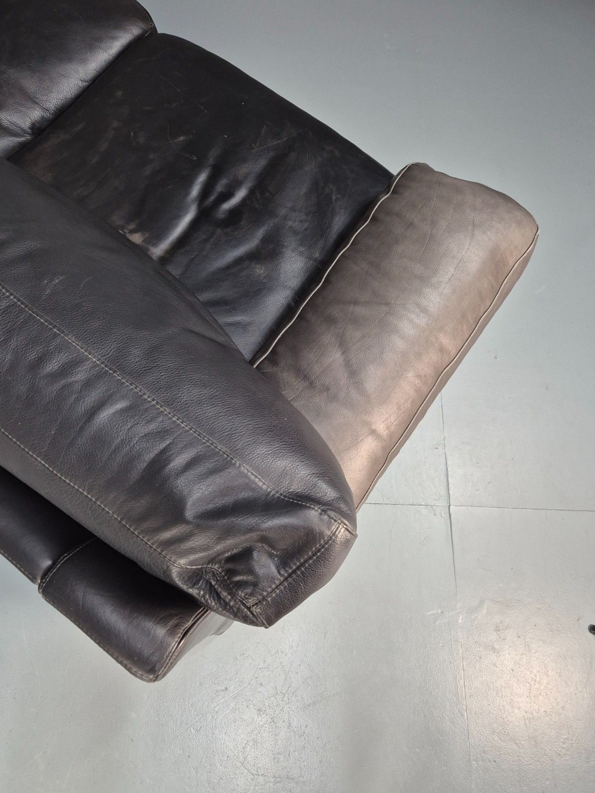 photo vintage 1980s Two Seater Sofa Faded Black Leather Boxy Style Retro Danish Eb10714 M2ss