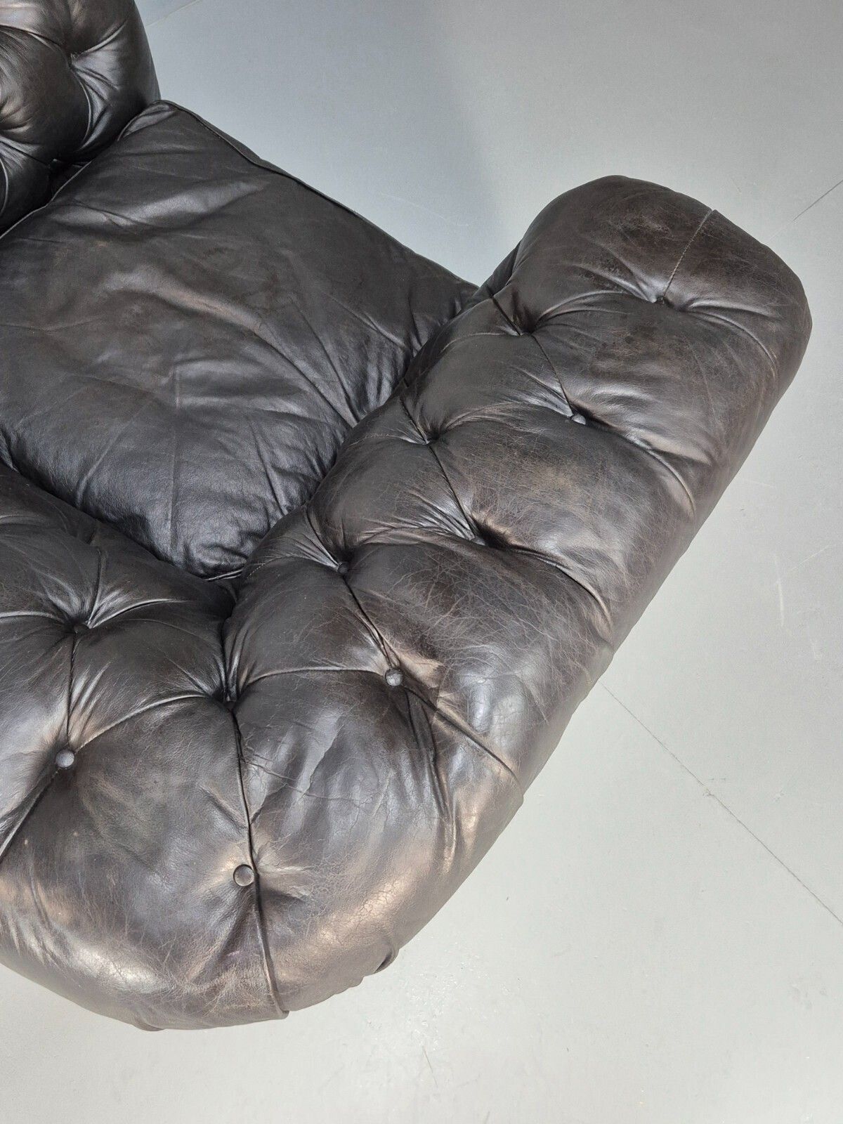 photo buy Vintage Black Leather Chesterfield Chair Eb9471 Vlea