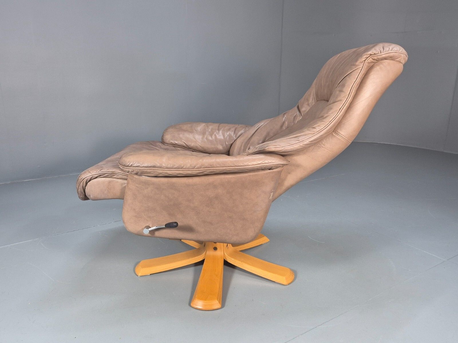 photo vinterior Vintage Danish Swivel And Recline Lounge Chair Beige Leather 1980s Eb8889 Mswi