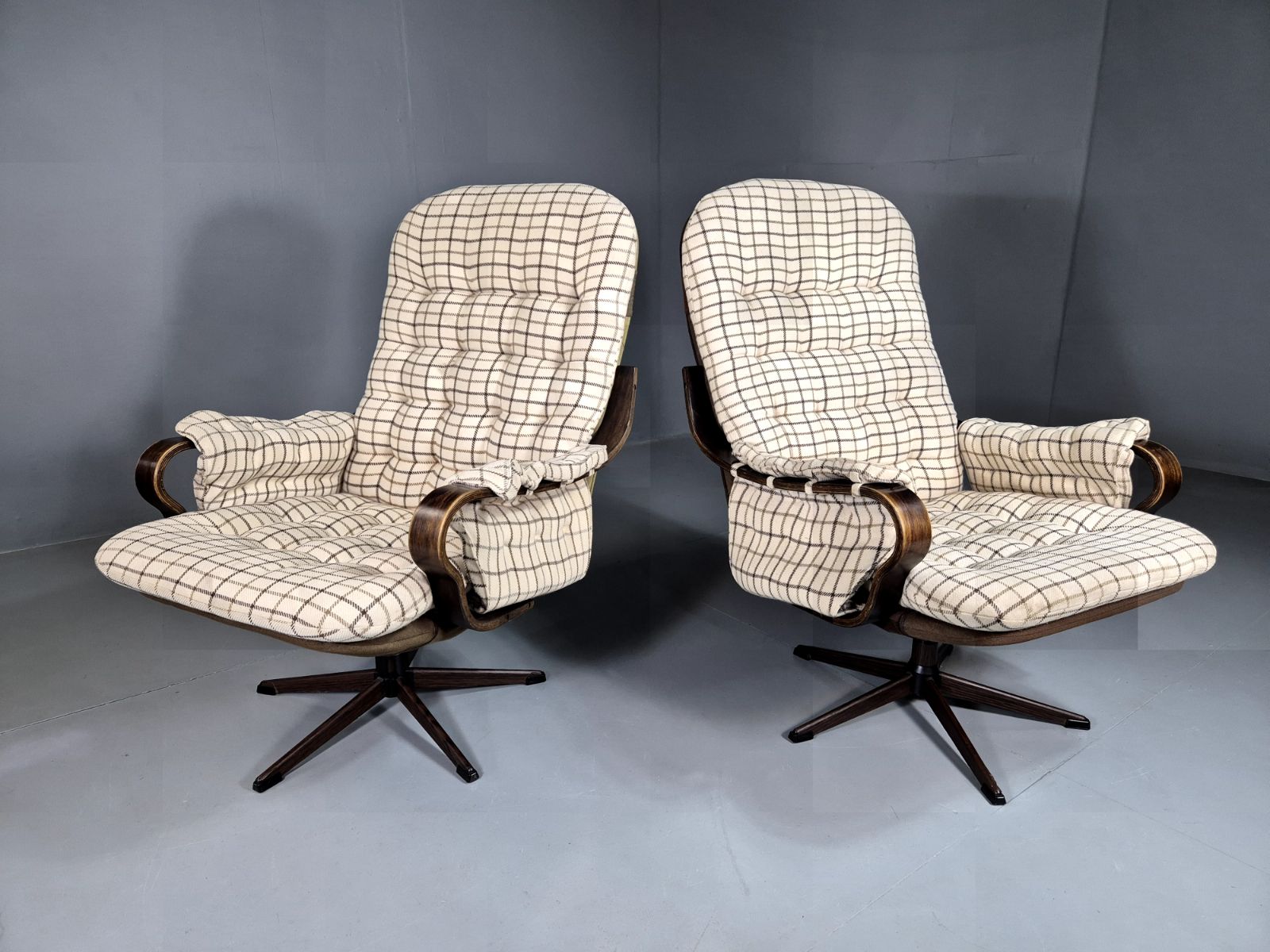 2 Vintage Swivel Chairs Cream Checkered Wool Bentwood Retro Mcm Eb7192 Mben