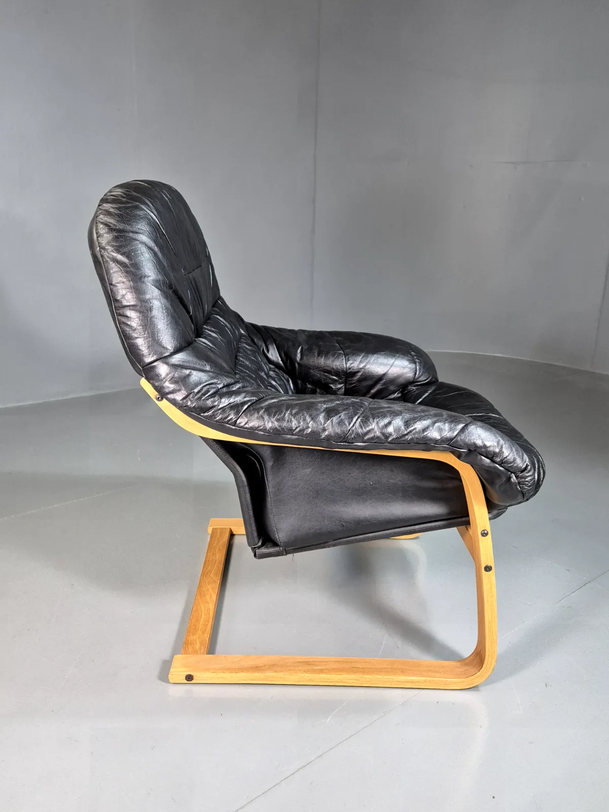 Vintage Danish Lounge Chair Black Leather Bentwood Frame Retro Mcm Eb7254 Mben photo vinterior