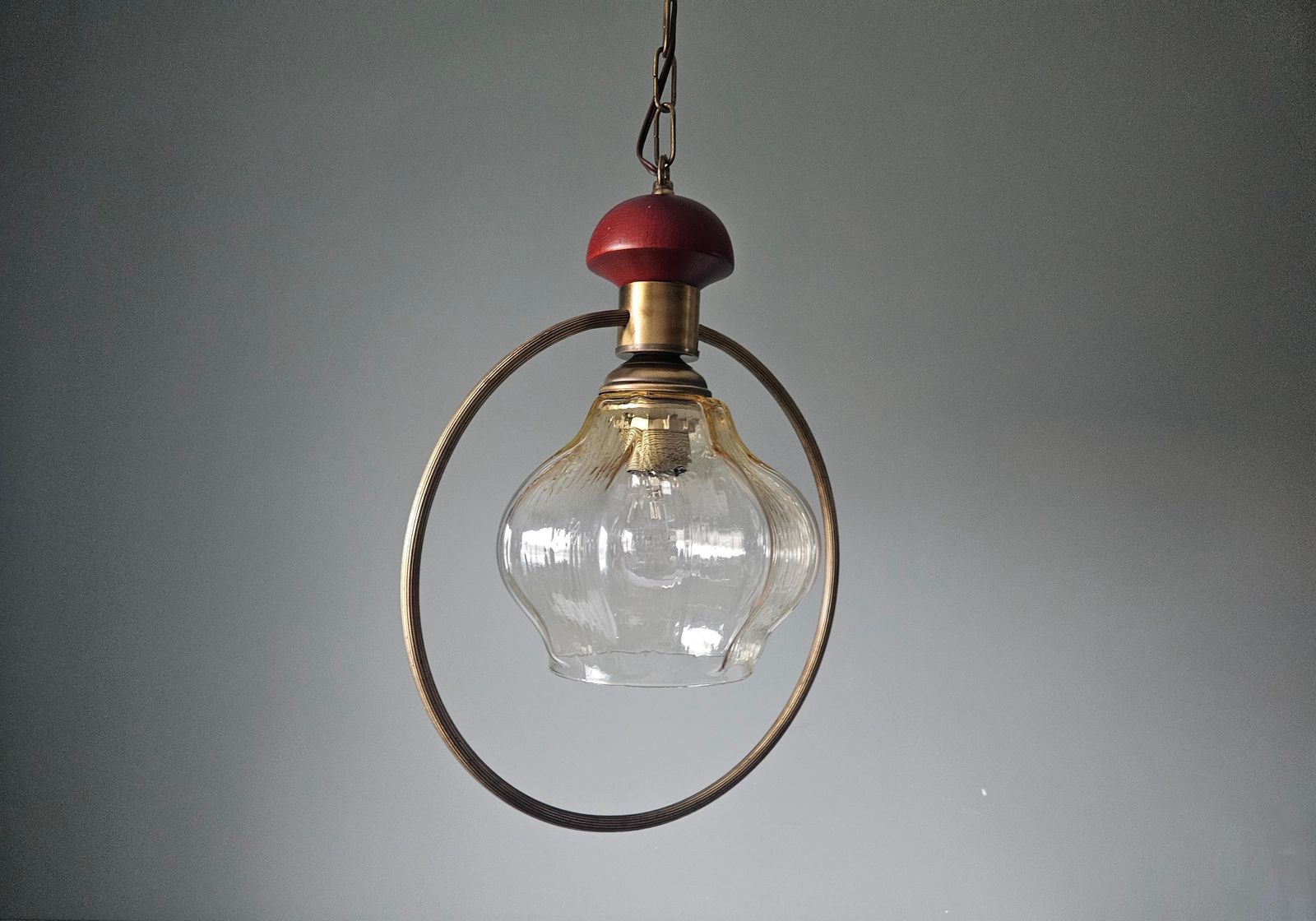 Lampe à Suspension Vintage Avec Abat Jour En Verre Et Anneau En Laiton photo vinterior