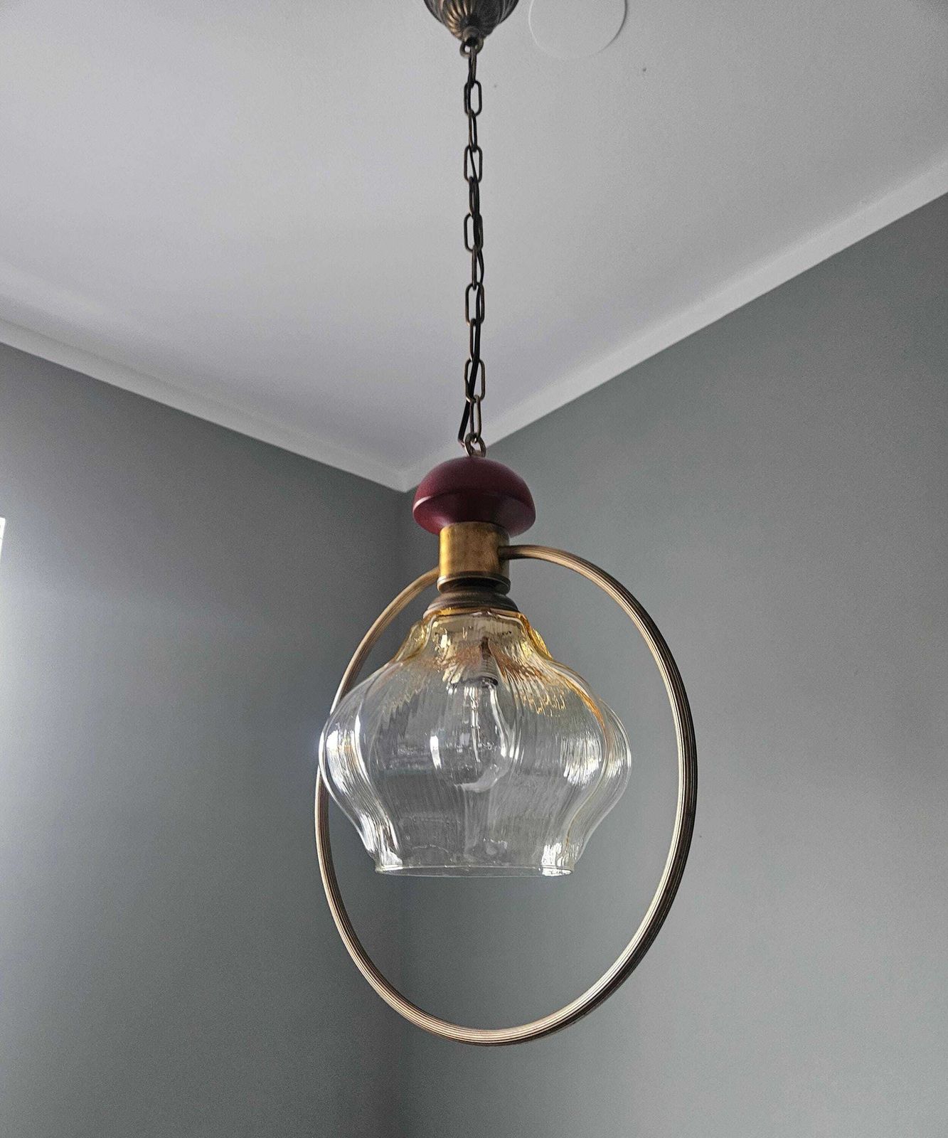 Lampe à Suspension Vintage Avec Abat Jour En Verre Et Anneau En Laiton photo vintage