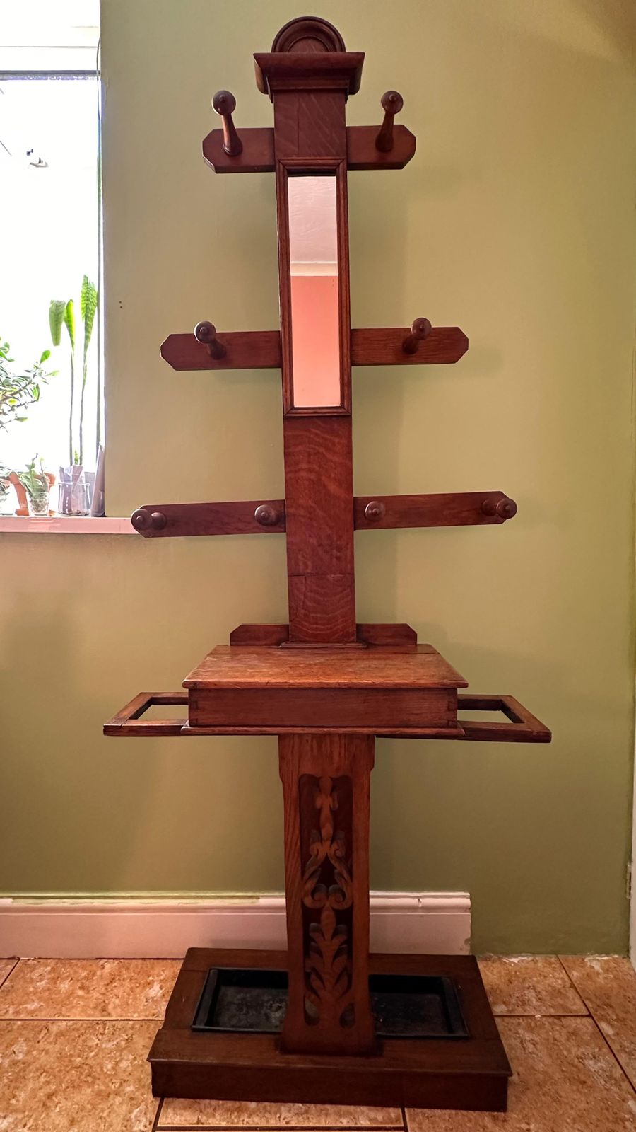 photo vinterior Antique Hand Carved  Hall Stand