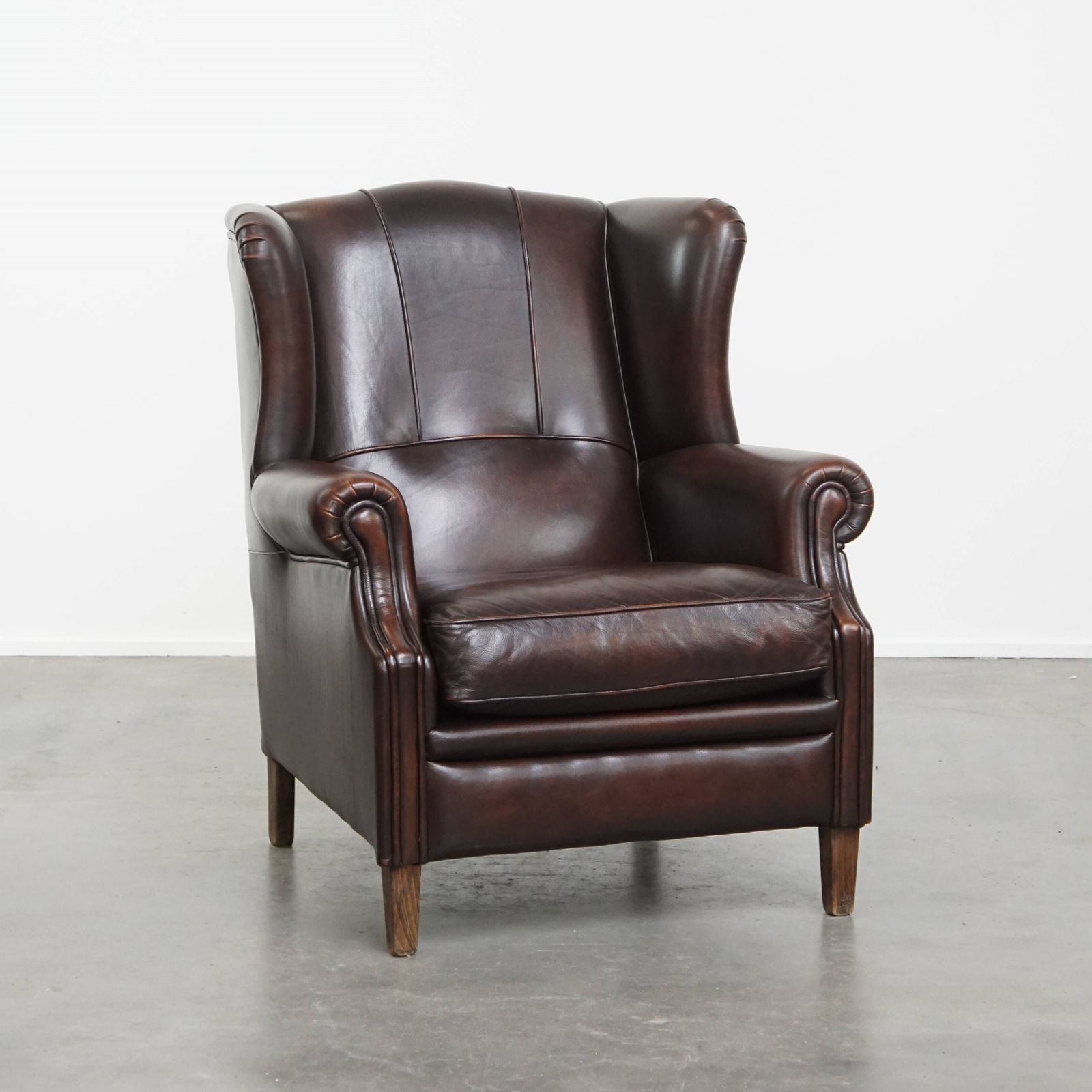 Zeer Mooie En Comfortabele Wingback Fauteuil Van Koeienhuid In Engelse Stijl