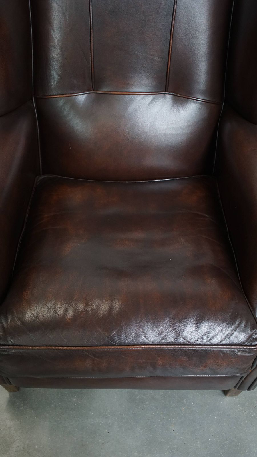 Zeer Mooie En Comfortabele Wingback Fauteuil Van Koeienhuid In Engelse Stijl photo vinterior