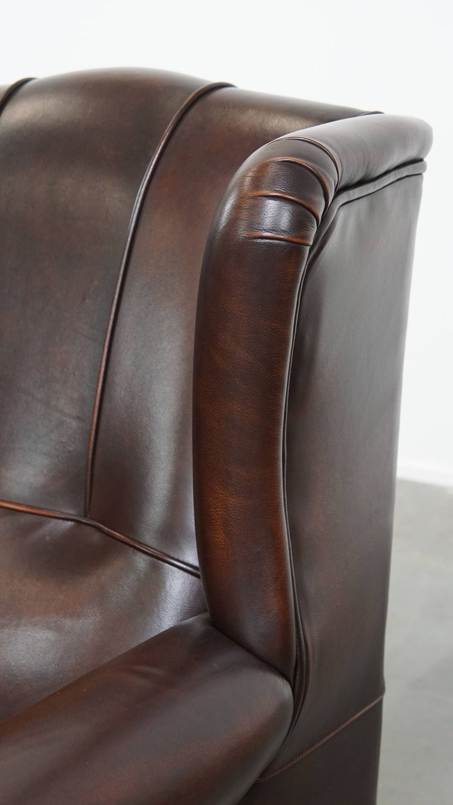 photo furniture Very Beautiful And Comfortable Wing Chair Made Of Cowhide In English Style