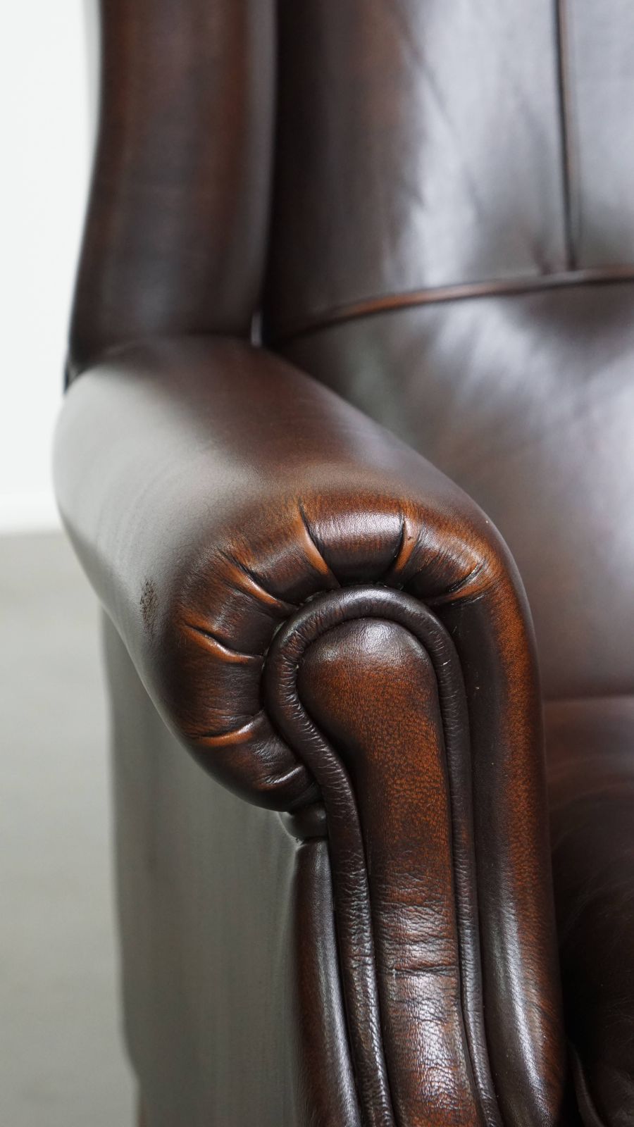 1009.0 Zeer Mooie En Comfortabele Wingback Fauteuil Van Koeienhuid In Engelse Stijl photo